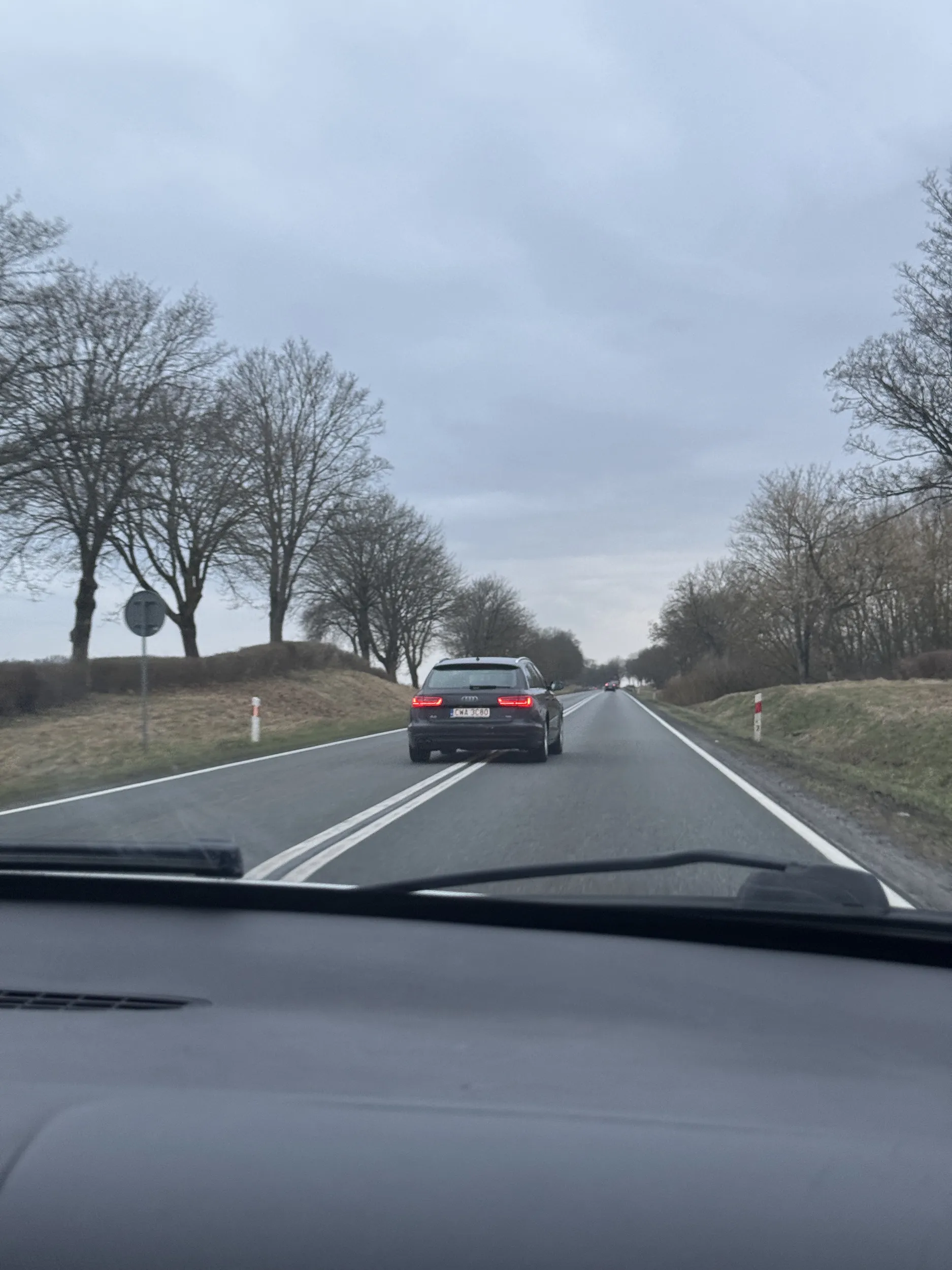 Kierowca Audi siedzi na dupie i gdy widzi okazję (nawet niebezpieczną) od razu wyprzedza na CIĄGŁEJ po zakręcie, nie pozdrawiam kolegi