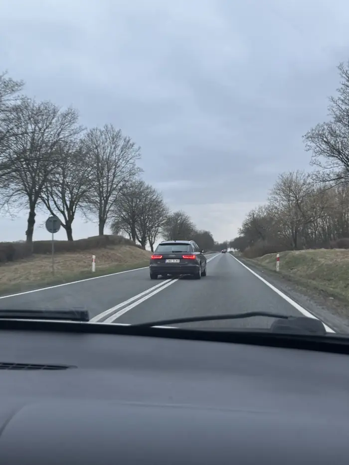Kierowca Audi siedzi na dupie i gdy widzi okazję (nawet niebezpieczną) od razu wyprzedza na CIĄGŁEJ po zakręcie, nie pozdrawiam kolegi