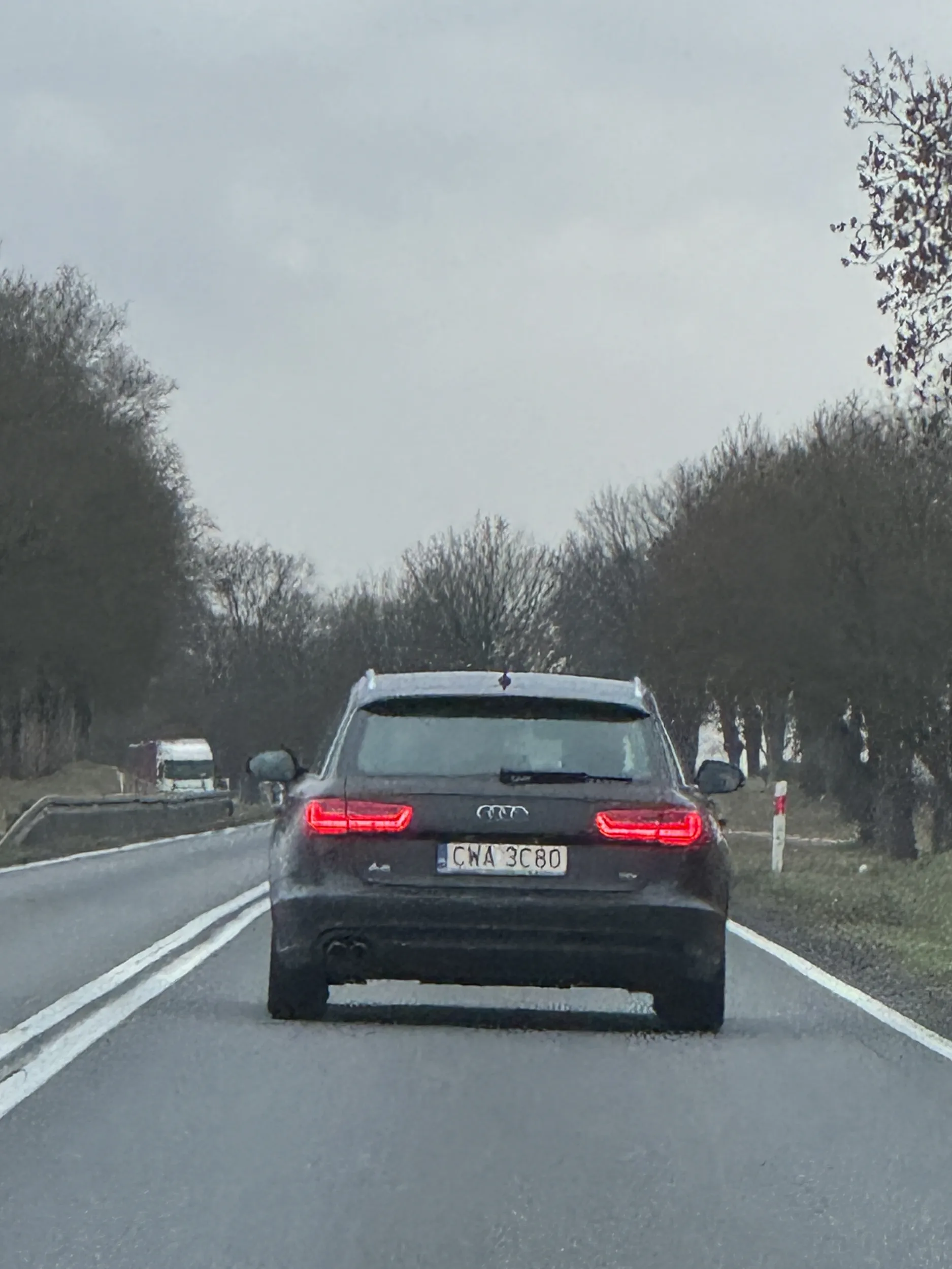 Kierowca Audi siedzi na dupie i gdy widzi okazję (nawet niebezpieczną) od razu wyprzedza na CIĄGŁEJ po zakręcie, nie pozdrawiam kolegi