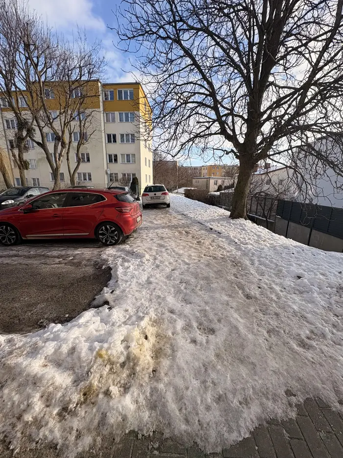 Proponuję wrócić na kurs i ponownie przerobić lekcje parkowania. Na chodniku się nie parkuje.