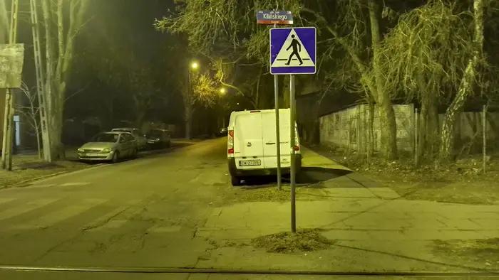 Kierowca parkuje auto na pasie zieleni i ogranicza widoczność przejścia dla pieszych. (Łódź, ulica Poznańska przy ul. Kilińskiego)