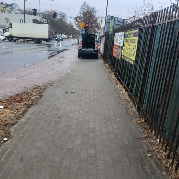 Parkuje na chodzniku i nir ma jak przejsc