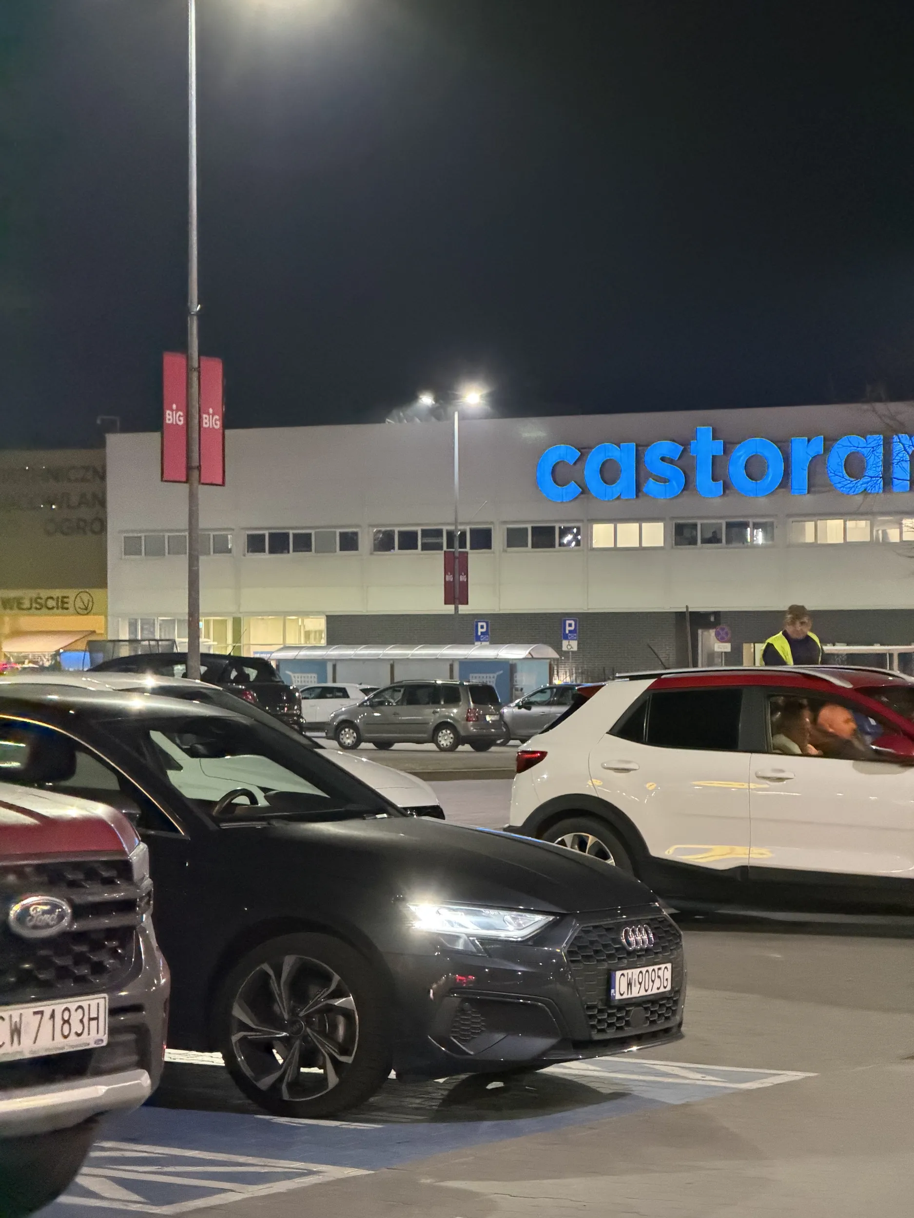 Kierowca nie dość, że skorzystał bezprawnie z kasy pierwszeństwa we Włocławskim Lidlu, wymuszajac na kasjerce pilną obsługę, to jeszcze zaparkował się na miejscu dla rodzin z dziećmi. Niestety jako kobieta w 9 miesiącu ciąży nie mogłam z niego skorzystać. Cham i gbur po zwróceniu mu uwagi.