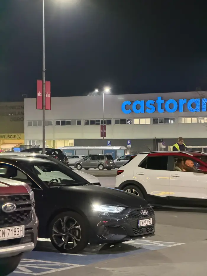 Kierowca nie dość, że skorzystał bezprawnie z kasy pierwszeństwa we Włocławskim Lidlu, wymuszajac na kasjerce pilną obsługę, to jeszcze zaparkował się na miejscu dla rodzin z dziećmi. Niestety jako kobieta w 9 miesiącu ciąży nie mogłam z niego skorzystać. Cham i gbur po zwróceniu mu uwagi.