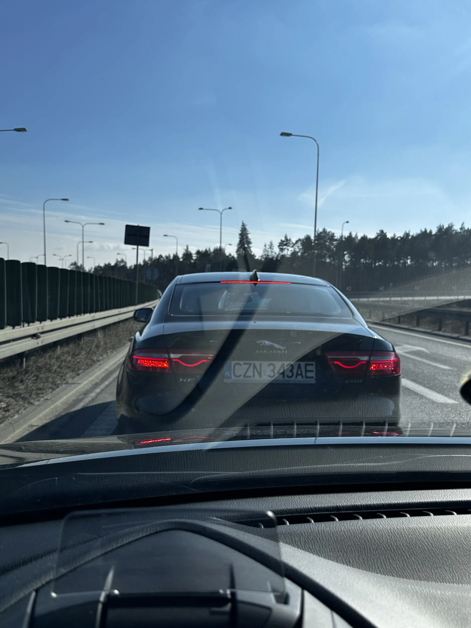 Bezmózg z jaguara!! Wciska się na chama i jeszcze problemu nie widzi!! Ślepy, stary, paskudny dziad!!!