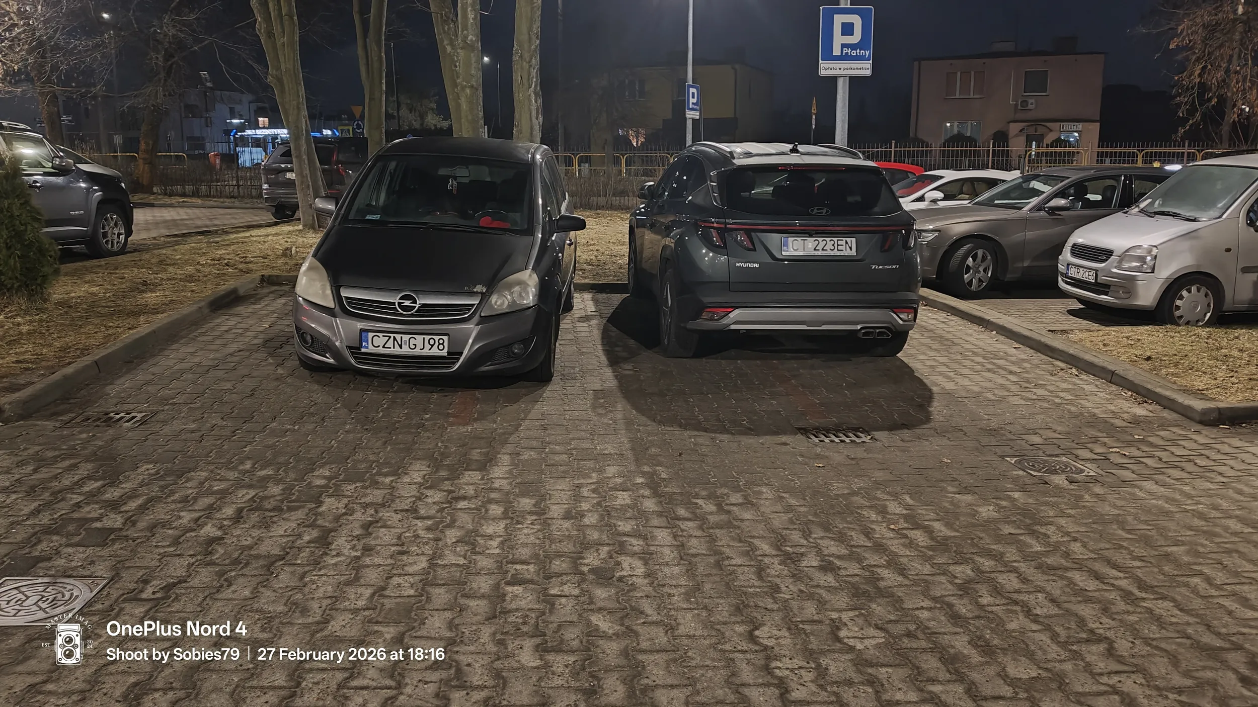 Na tym i tak dość małym parkingu, szanujmy innych i umożliwijmy Im zaparkowanie.