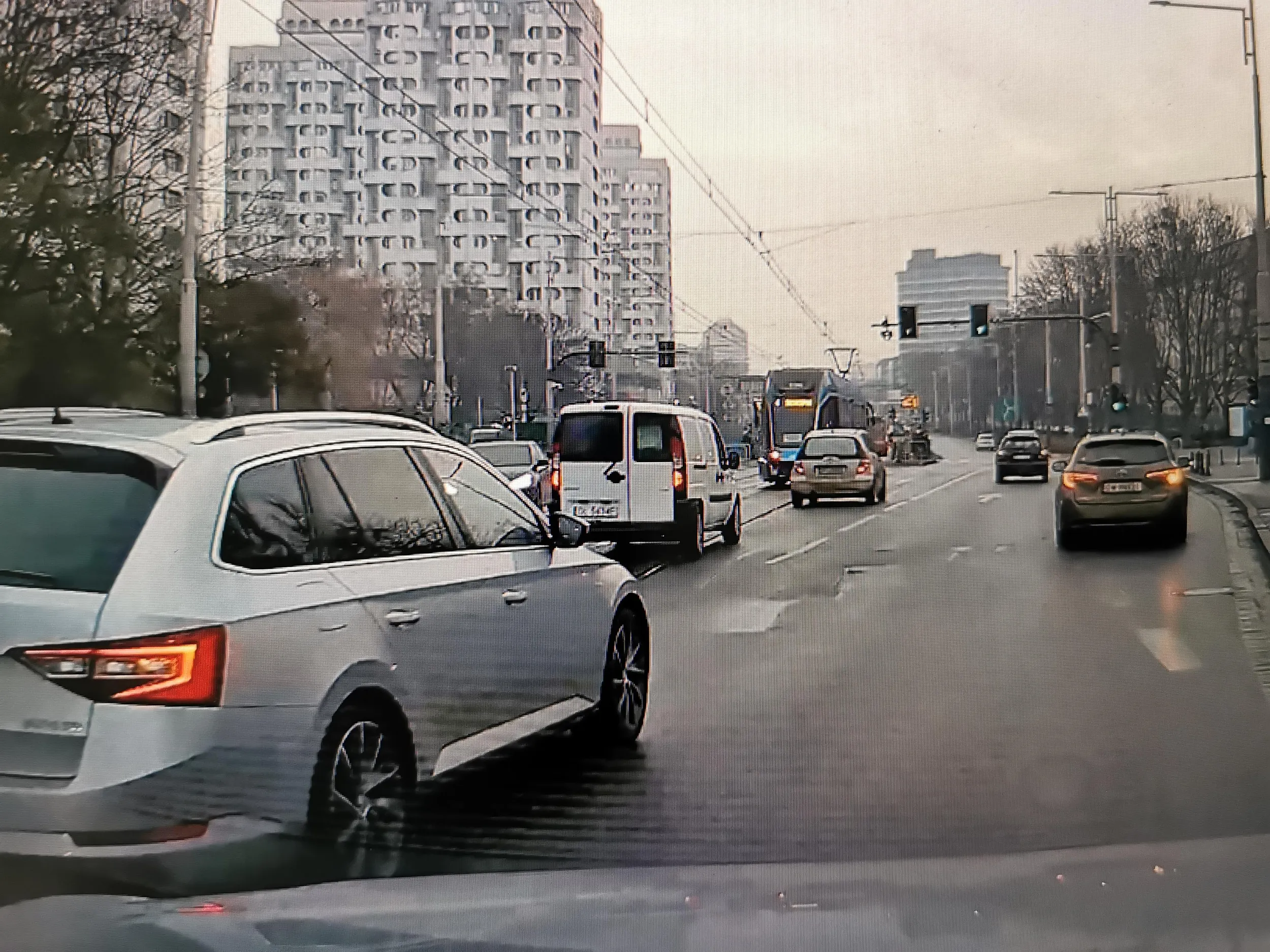 Ten klakson to sobie w łeb wsadź, może będziesz miał wtedy więcej blaszek. Wpierd... Się na pas i jeszcze trąbi cymbał.