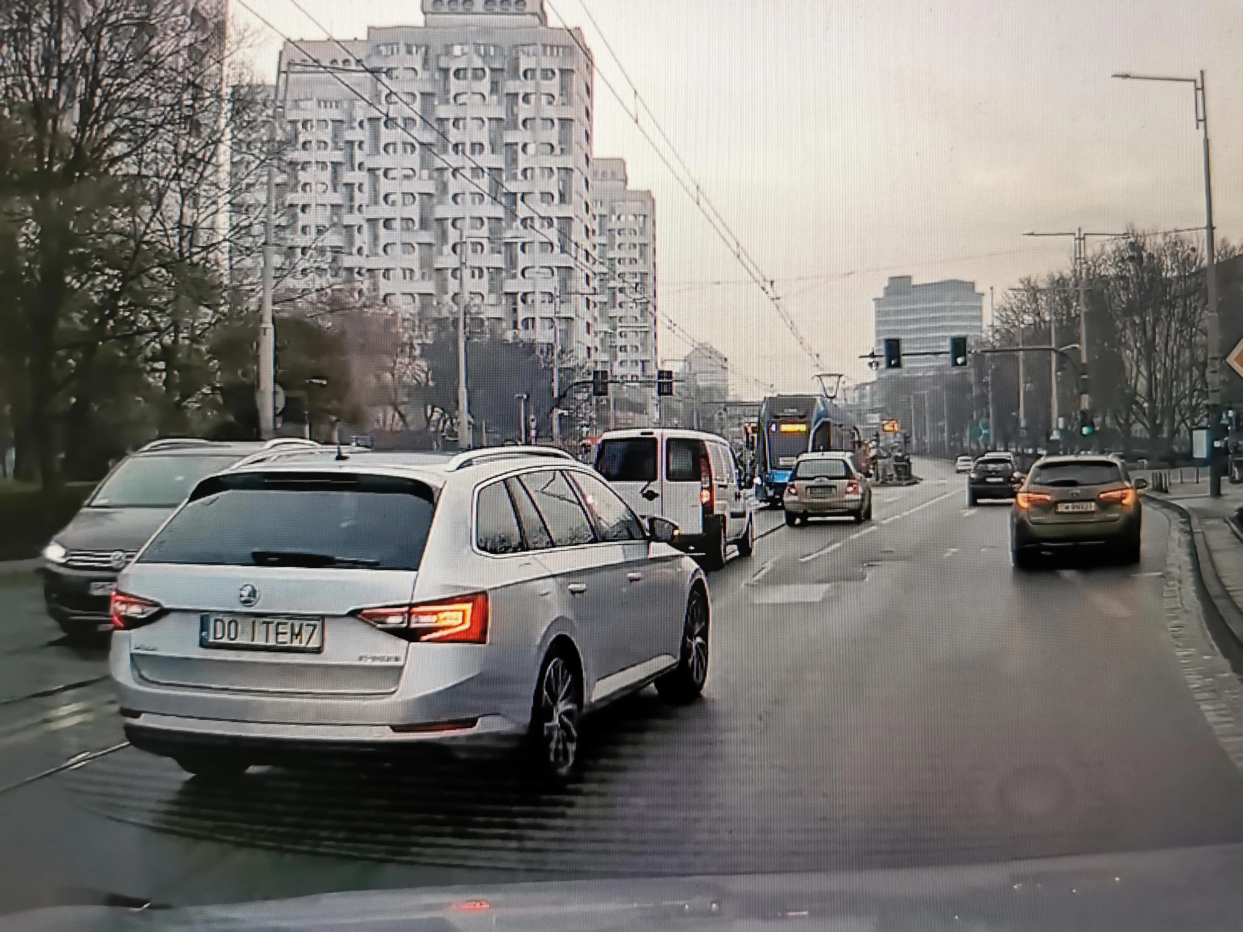 Ten klakson to sobie w łeb wsadź, może będziesz miał wtedy więcej blaszek. Wpierd... Się na pas i jeszcze trąbi cymbał.