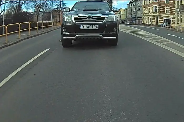 Dzięcioł się spłakał i zaczął trąbić, bo ktoś przed nim zmienił pas, w celu lewoskrętu, po którym on jechał. Bo przecież lubi zap;%@lać :D