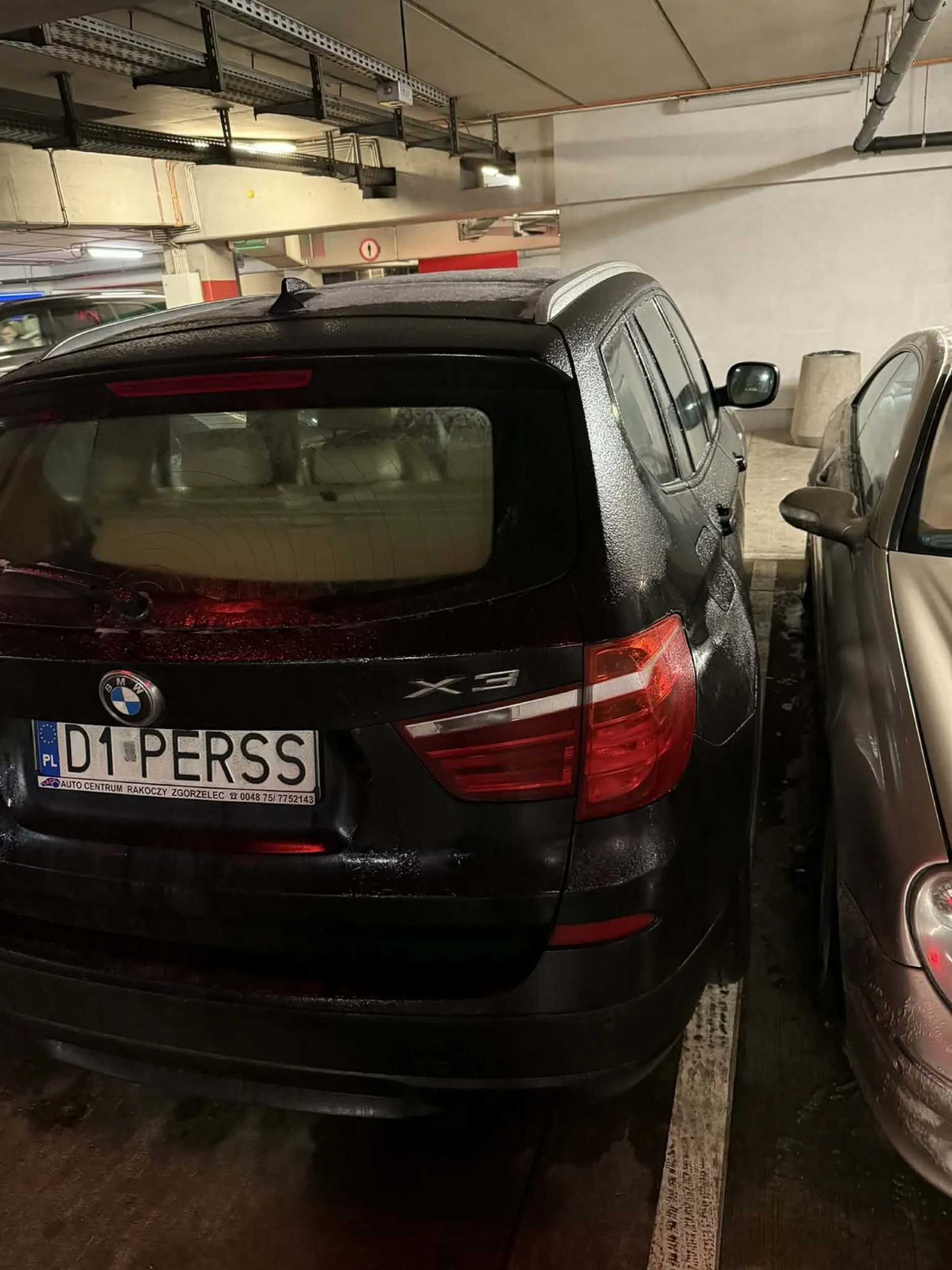 Naucz się parkować w miejscach publicznych bo następna osoba może być mniej wyrozumiała ;)