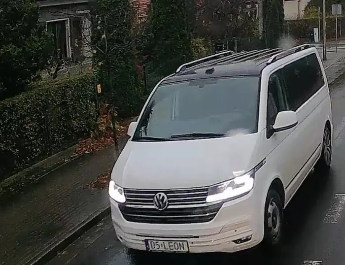 Niebezpieczne zachowanie na drodze , robienie zdjęć i bezpodstawne donosicielstwo na innych użytkowników ruchu drogowego.