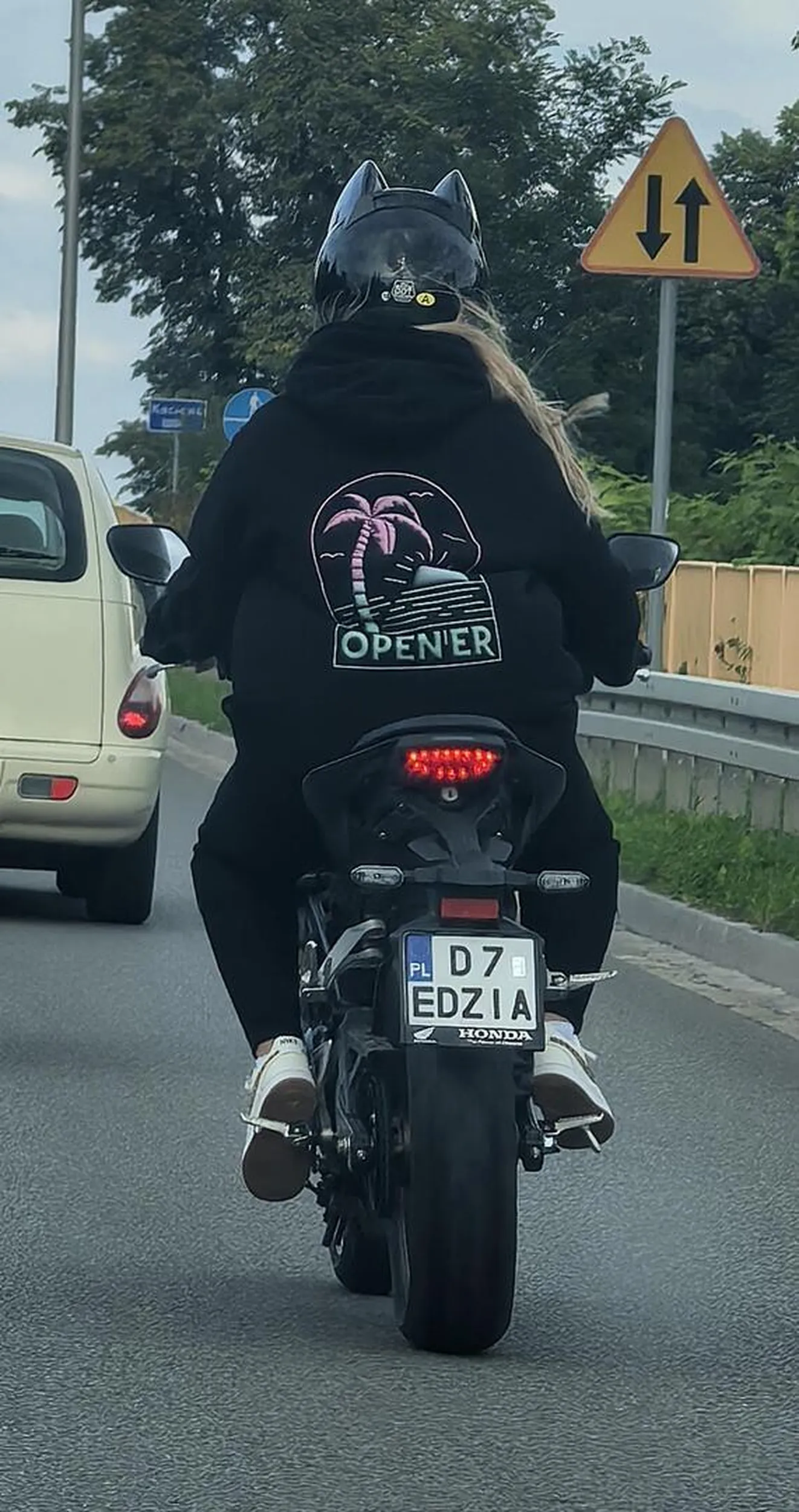 Śliczna dziewczynka jeździ tym motorkiem, to szejseta???