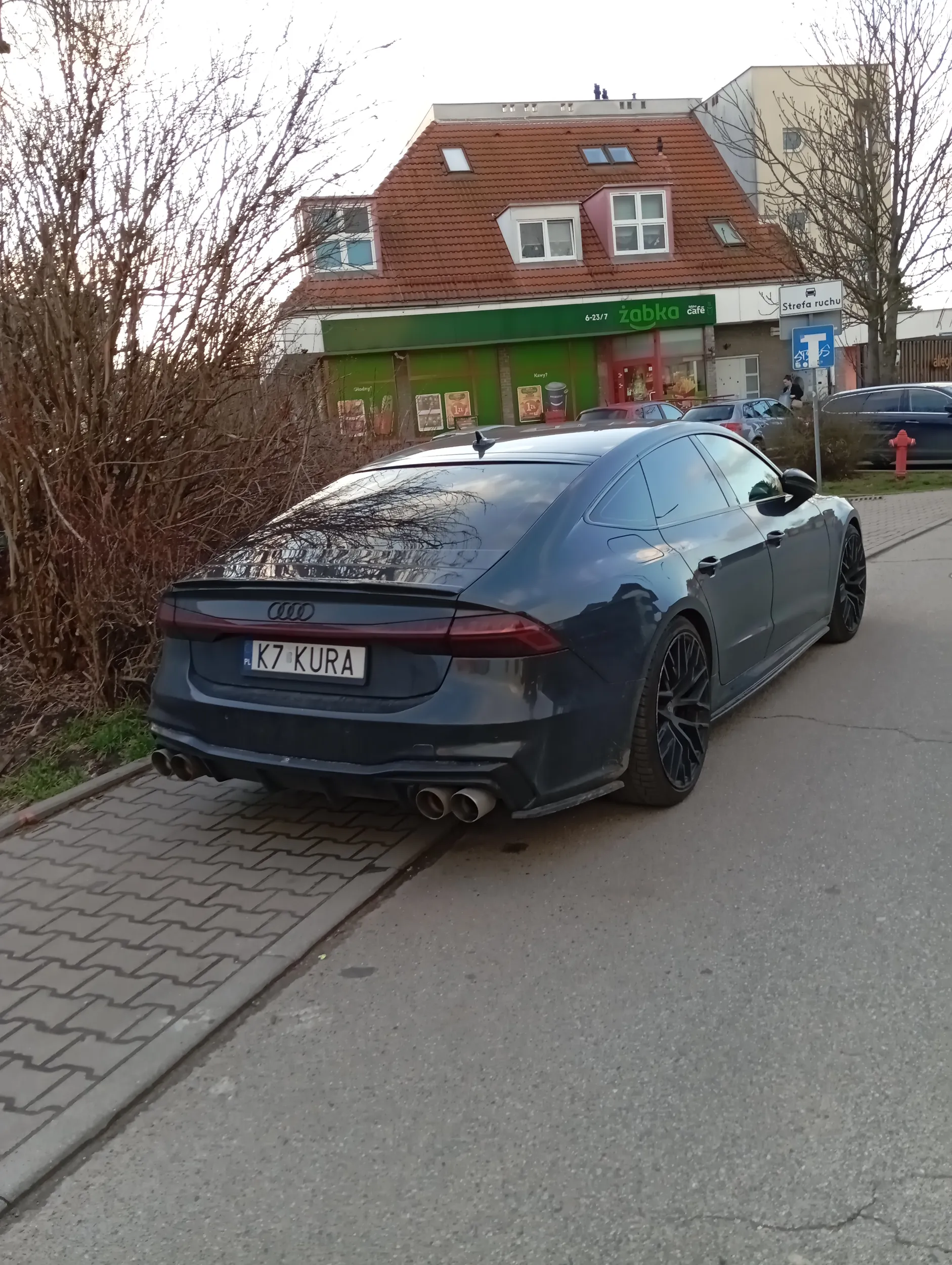 Bezmyślny egoista zastawiający chodnik, uniemożliwiając przejazd wózkiem wózkiem dziecięcym i to jeszcze na zakręcie gdzie niektórzy mocno cisną... Narażanie innych na niebezpieczeństwo żeby Hrabia mógł mieć blisko do sklepu... Szczyt chamstwa i buractwo.