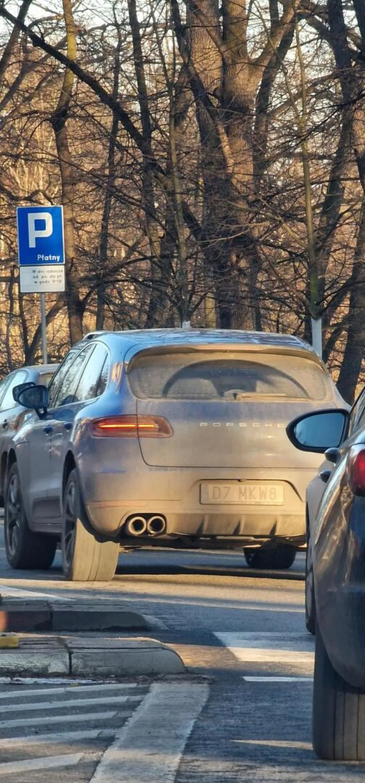 Wyprzedza na pasach w centrum miasta.