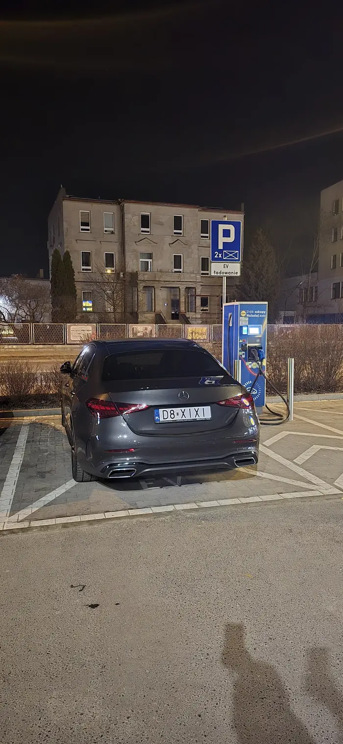 Nie ważne są znaki ani wyznaczone miejsca dla EV. Ważne jest tylko ego aby być bliżej wejścia do sklepu.