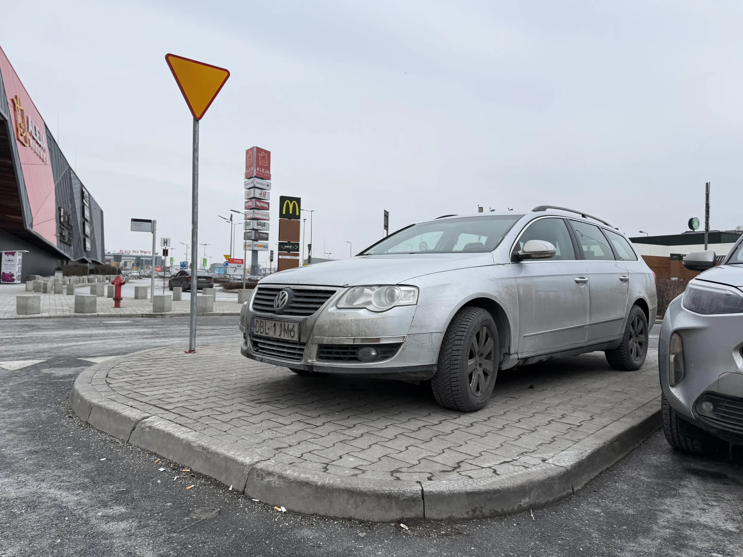 Trzeba było wjechać do galerii najlepiej. Pełno miejsc parkingowych, ale lepiej stać w miejscu niedozwolonym. Wyciągnij słomę zanim wejdziesz do galerii.