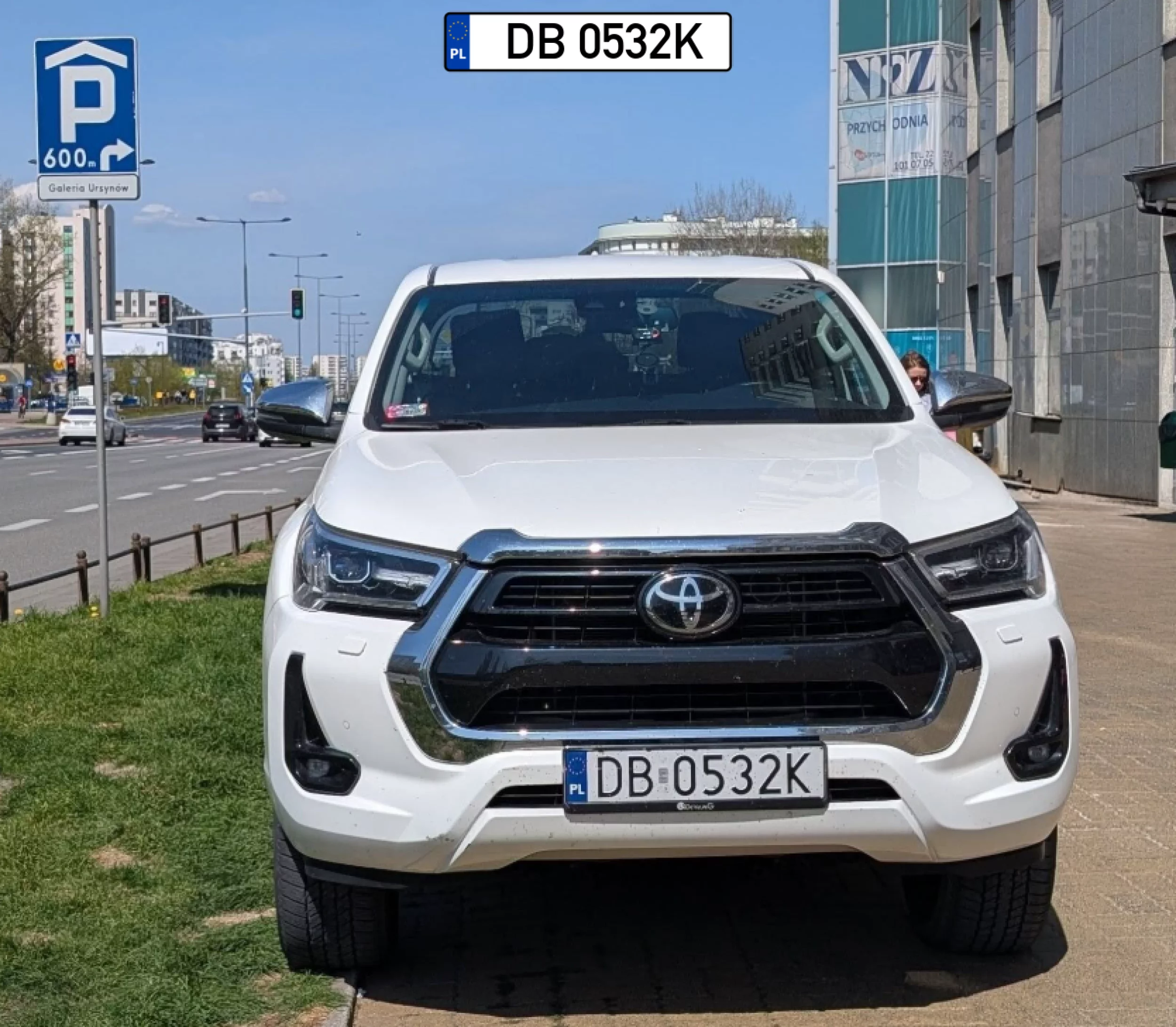 Żeby w to miejsce dojechać, trzeba po chodniku przejechać około 80 metrów. Zwróćcie uwagę na cumowanie na trawniku.