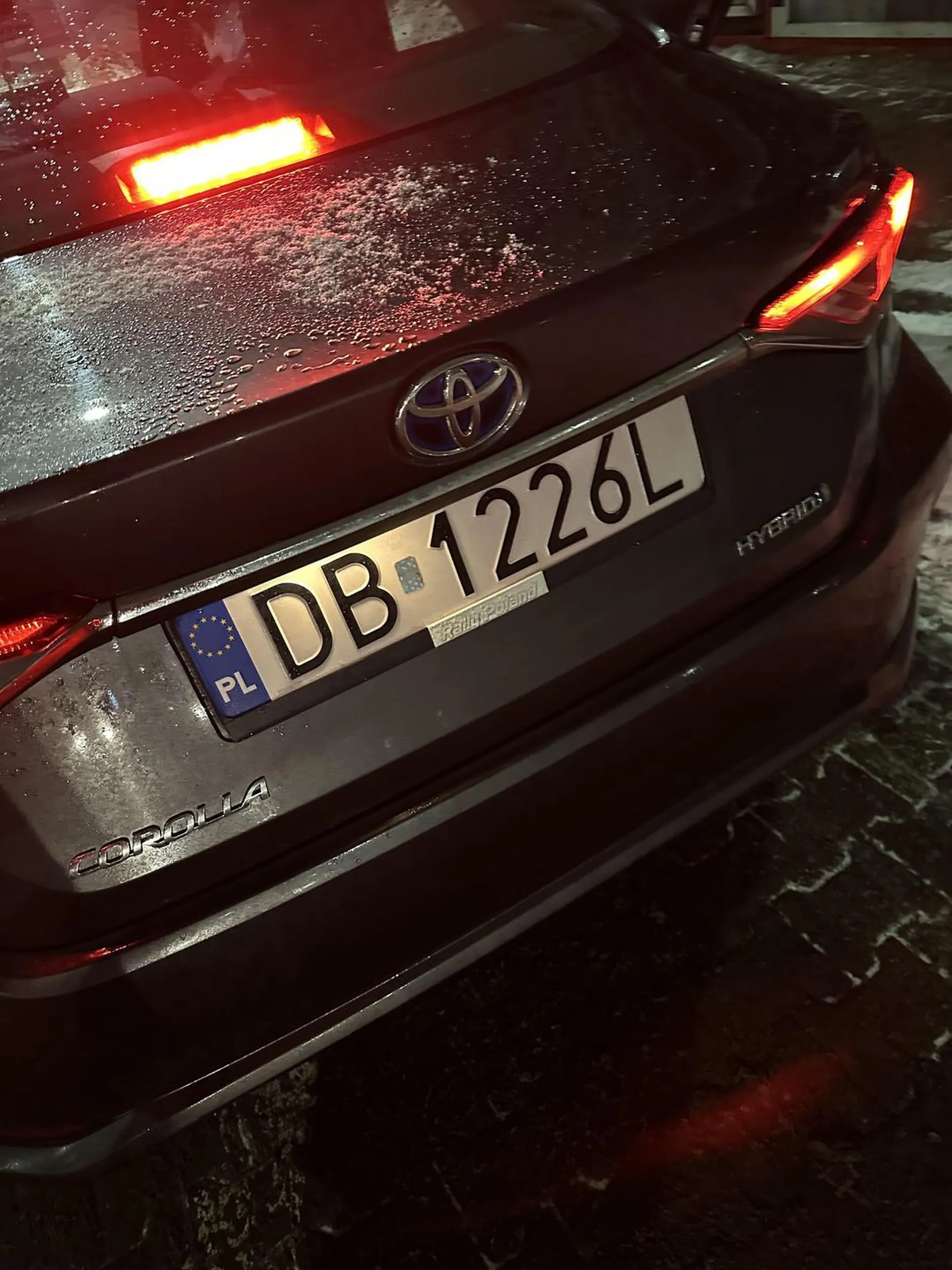 Osoby z przemyśla UWAGA!! Pan w corolli o takiej rejestracji jeździ na taksówce Bolt w Przemyślu. Dziś wyrzucił mnie wraz z chłopakiem z samochodu za to że ….. pociągnęłam nosem….. pan stwierdził że robię to „złośliwie” i że jak będę mieć czelność zrobić to jeszcze raz to nas wysadzi; tak też zrobił po 300m wykupionego kursu. Wbrew pozorom tej kuriozalnej karykaturalnej wręcz sytuacji radzę zwrócić szczególną uwagę i zapchać ostrożnośc , gdyż taka reakcja na zwykły katar występujący naturalnie przy dość pokaźnym mrozie może świadczyć o problemach z narkotykami