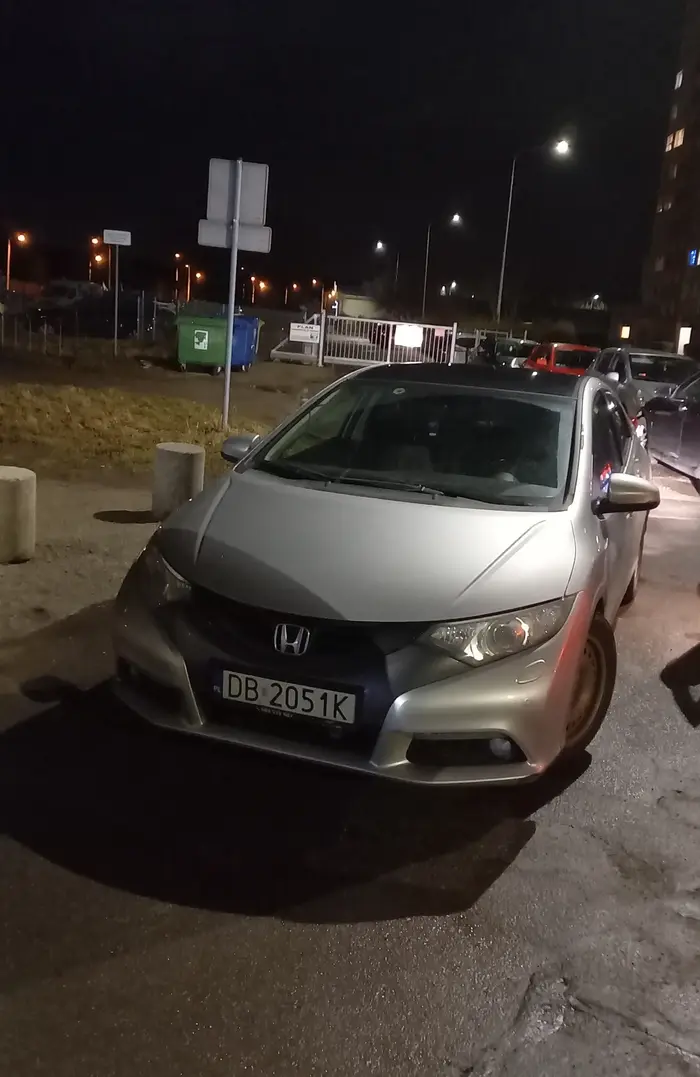 Miszcz przyjechał na kebaba. Blokuje wjazd i wyjazd  z parkingów. Ogólnie ma gdzieś innych użytkowników dróg. Żal.