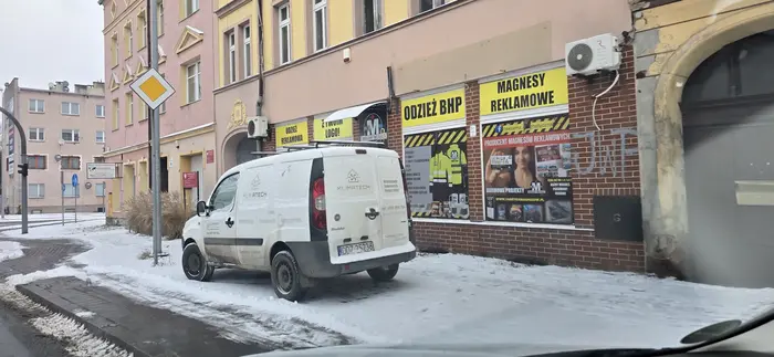 Jeździ po chodniku, parkuje na chodniku bo chłop ma zaledwie 30m do parkingu. Lenistwo poziom max.