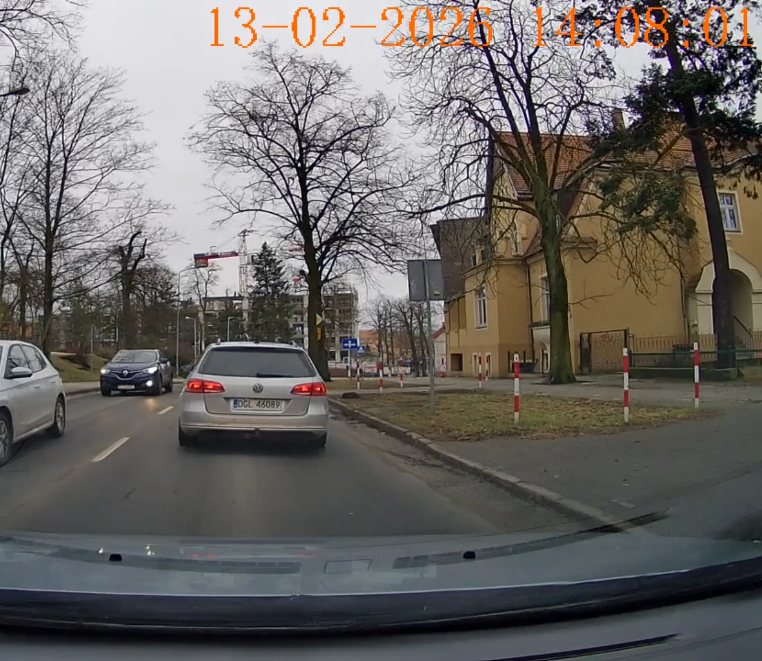 Agresywny na jezdni, nie respektuje jazdy na suwak oraz po raz kolejny widze jak wyprzedza/wymija na pasach.