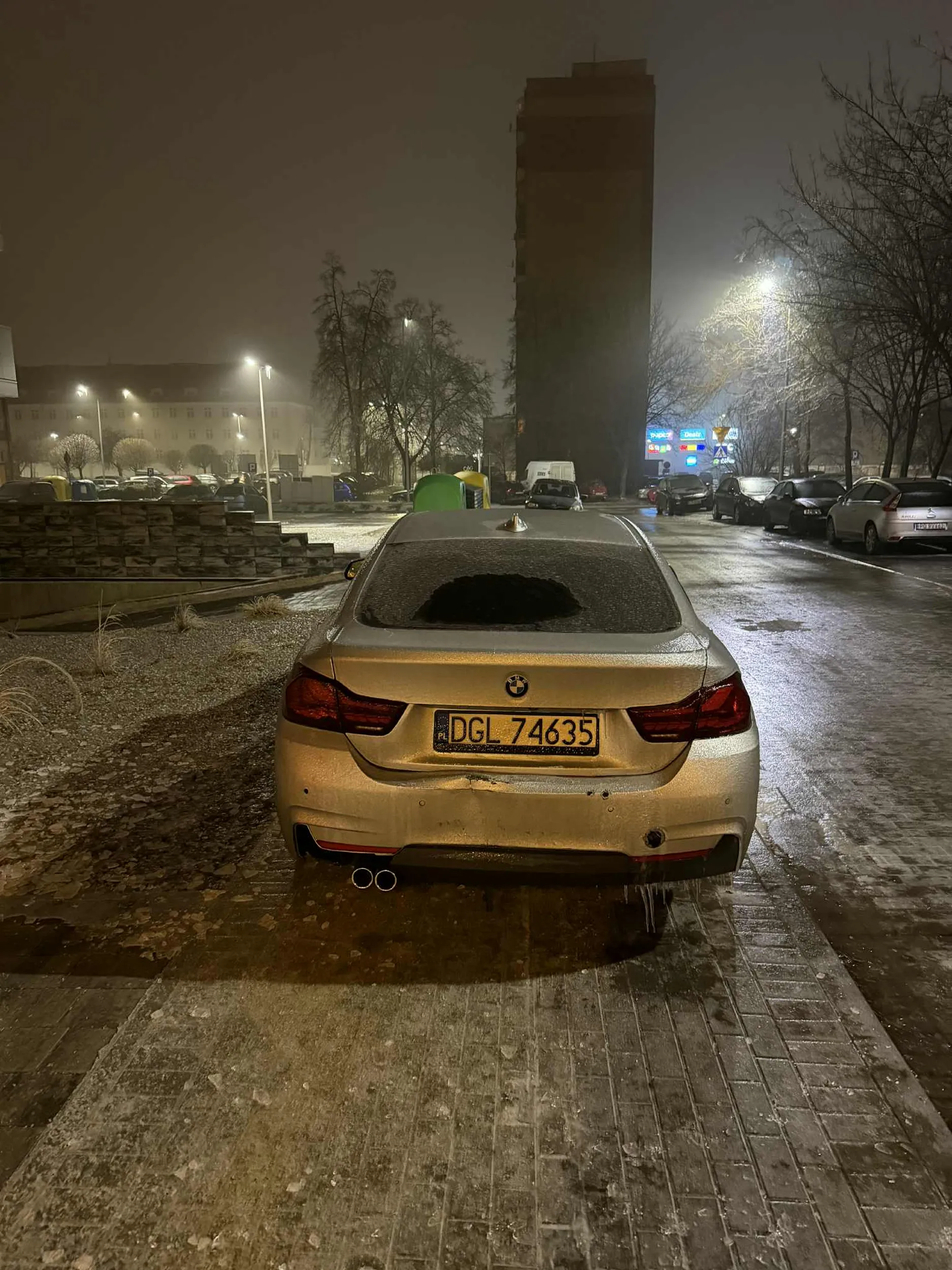 Ciulu, jeśli nie potrafisz znaleźć miejsca parkingowego, to nie znaczy że masz zastawiać CAŁY CHODNIK! Poszła notatka na policję.