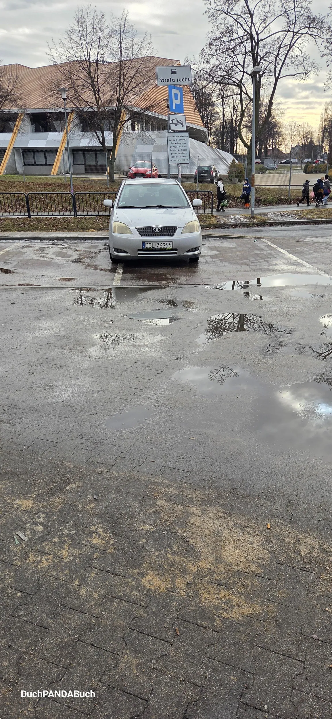 Największe miejsce parkingowe, a kierowca i tak się nie zmieścił