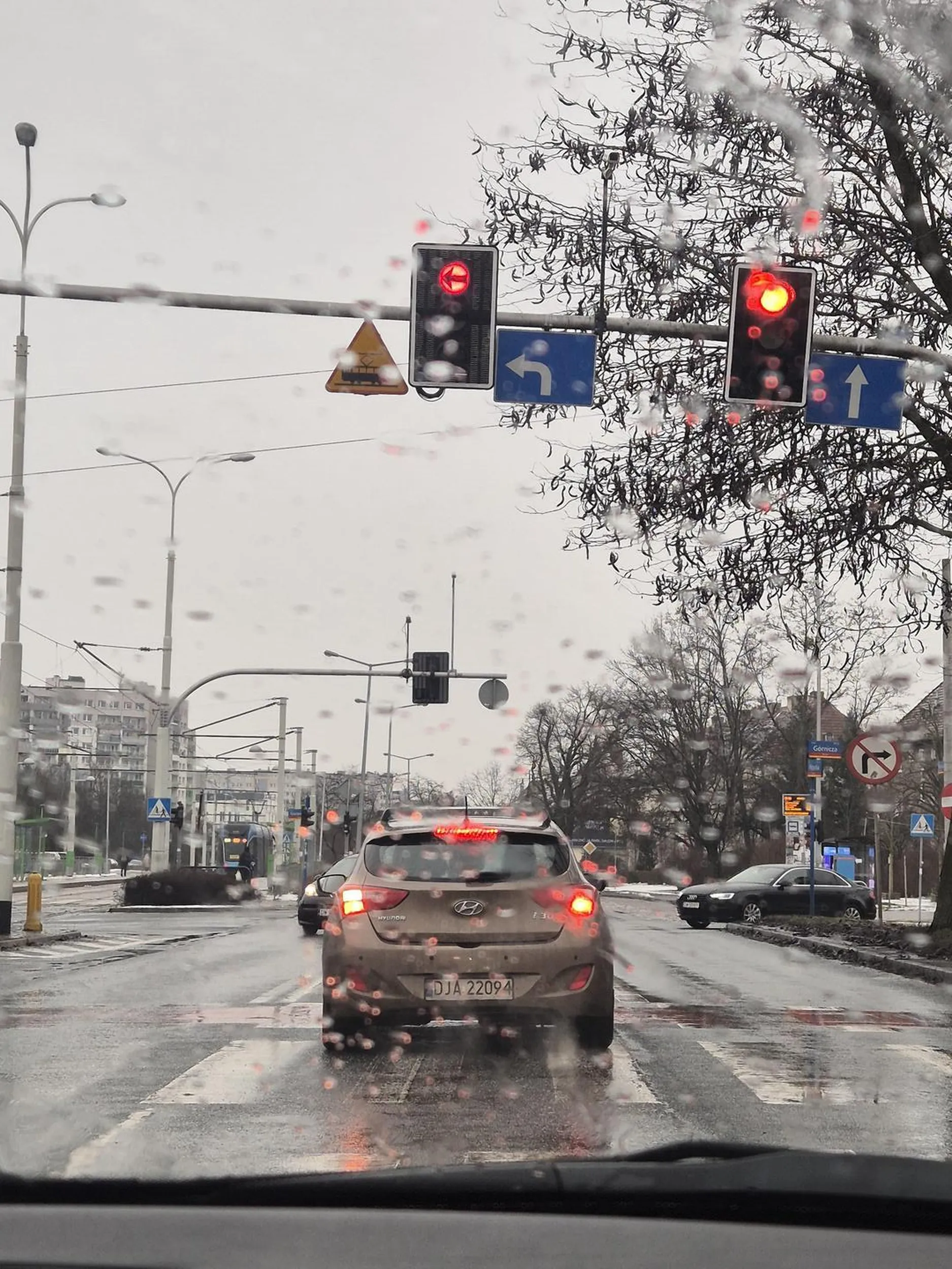 niektórzy nie powinni mieć prawa jazdy. nie trzyma pasa ruchu i nie wiadomo co robi na światłach; kobieta ruszyła na czerwonym świetle, stanęła na pasach (miała możliwość cofnięcia ale no cóż