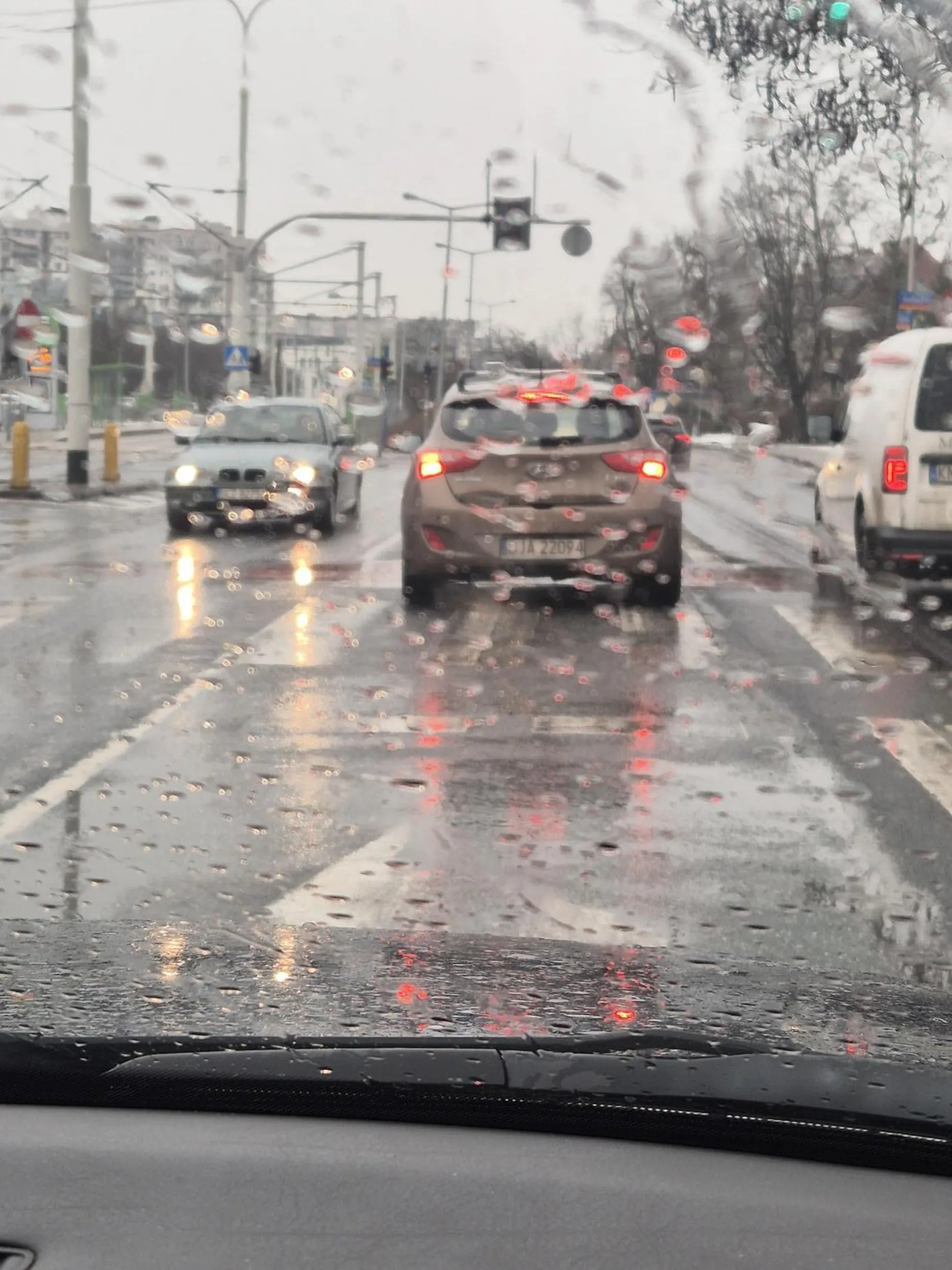 niektórzy nie powinni mieć prawa jazdy. nie trzyma pasa ruchu i nie wiadomo co robi na światłach; kobieta ruszyła na czerwonym świetle, stanęła na pasach (miała możliwość cofnięcia ale no cóż