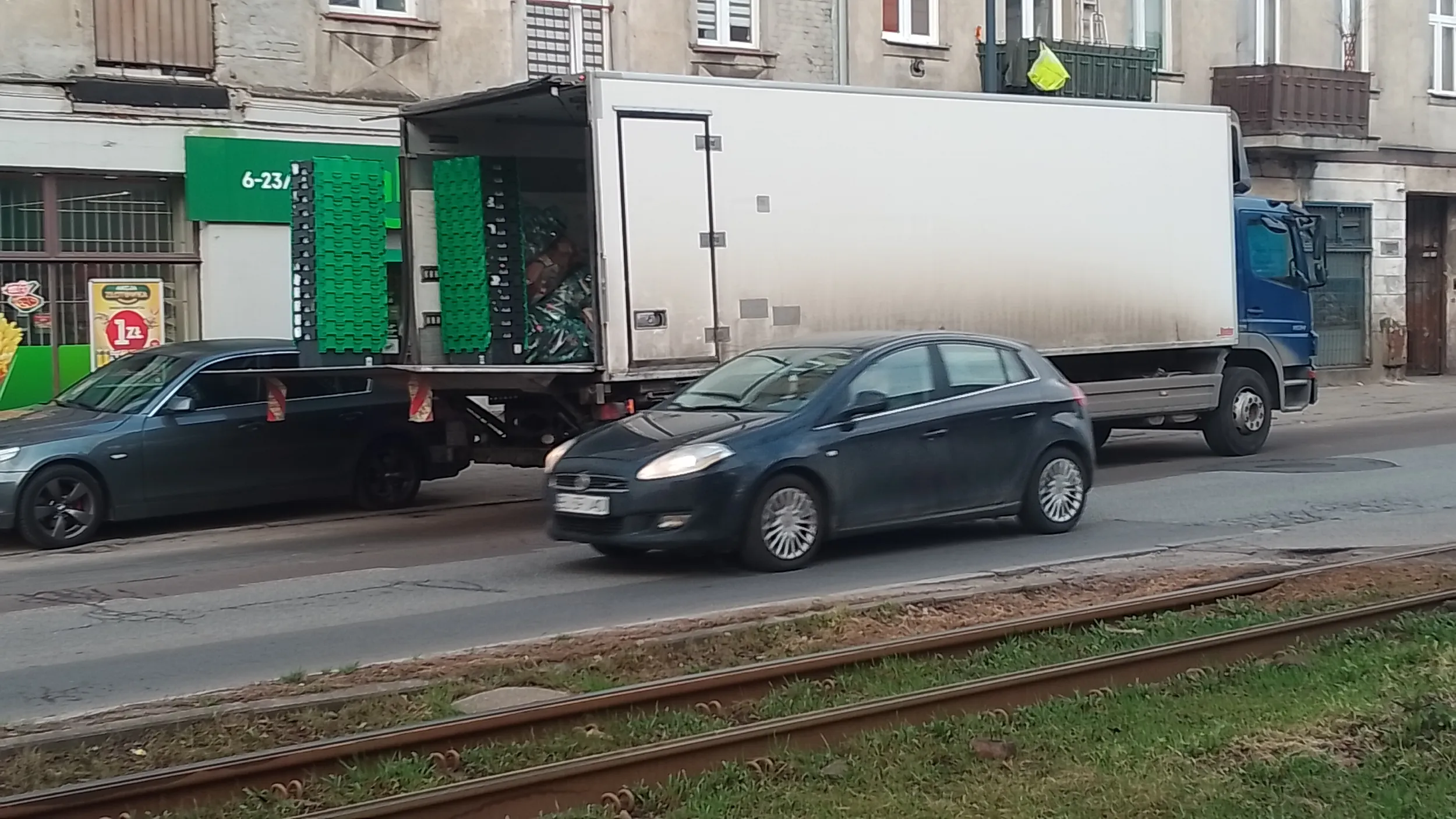 Dostawca Żabki parkuje na skrzyżowaniu, jednocześnie zastawiając pas ruchu i zmuszając kierowców do jazdy przez skrzyżowanie pod prąd. Sytuacja nagminna (do kilku razy w tygodniu). Zdjęcia z 29 marca 2026, godz. 7:30 Łódź, ul. Kilińskiego przy Poznańskiej