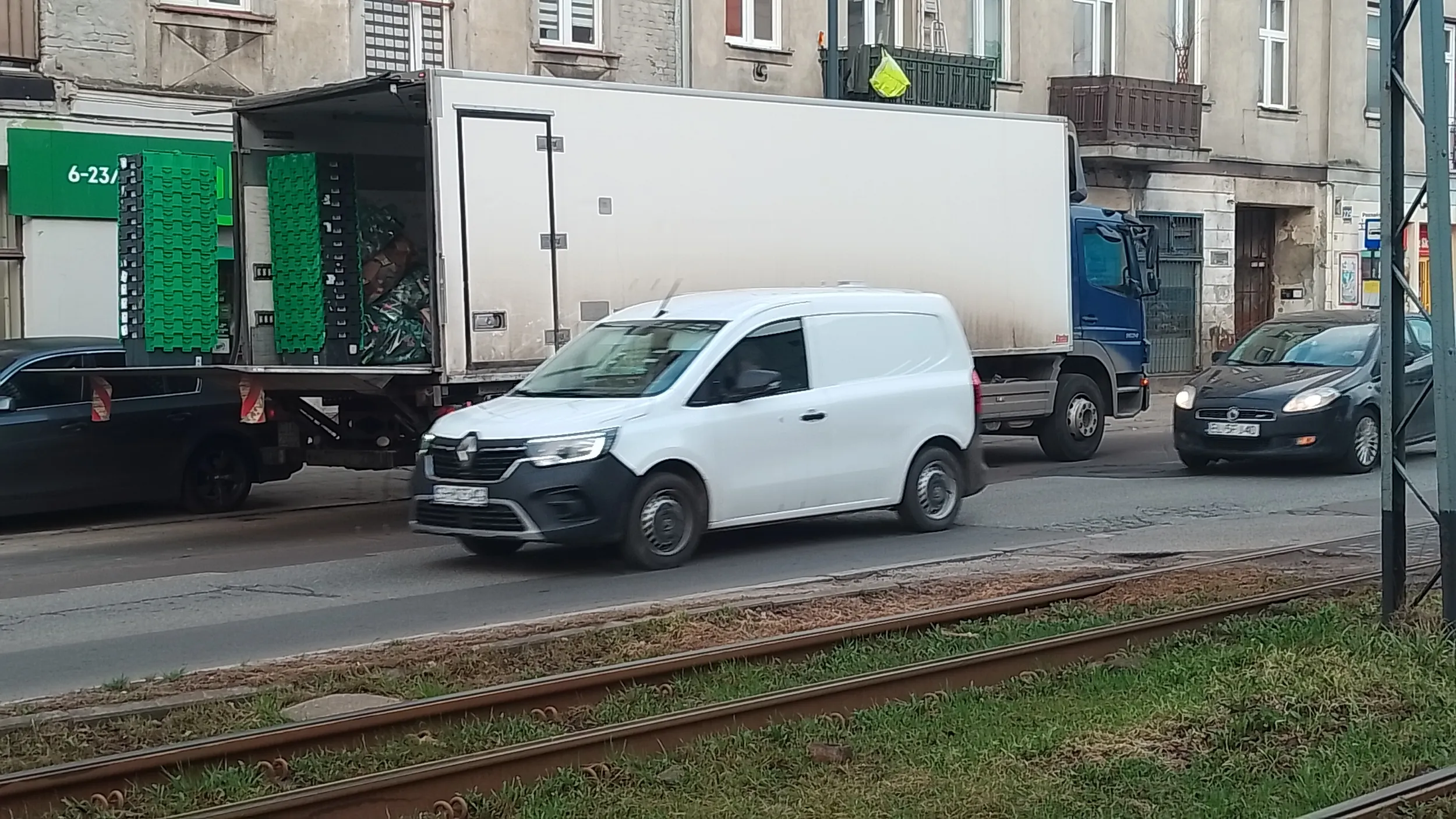 Dostawca Żabki parkuje na skrzyżowaniu, jednocześnie zastawiając pas ruchu i zmuszając kierowców do jazdy przez skrzyżowanie pod prąd. Sytuacja nagminna (do kilku razy w tygodniu). Zdjęcia z 29 marca 2026, godz. 7:30 Łódź, ul. Kilińskiego przy Poznańskiej