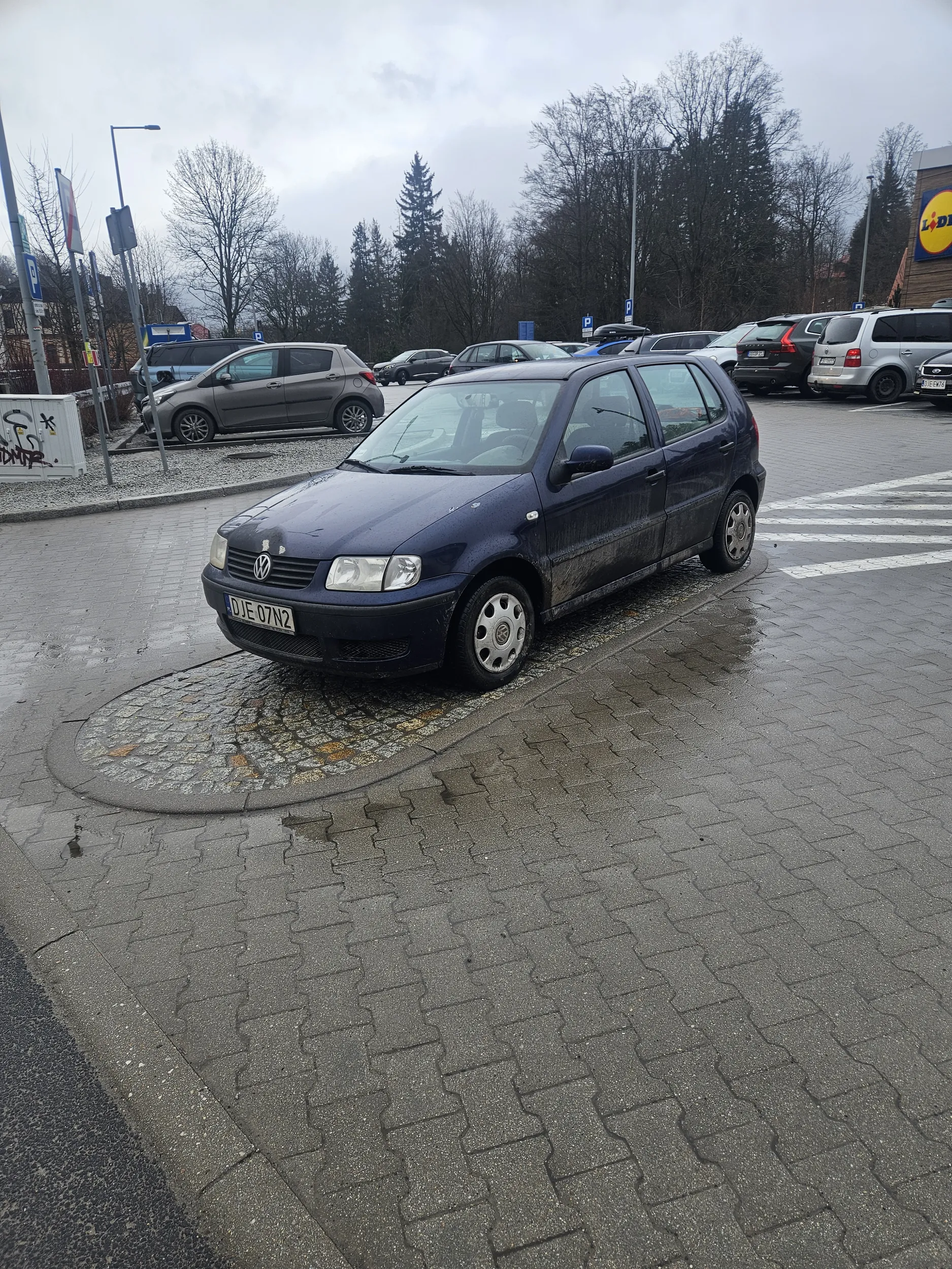 Parkowanie na wjeździe i na wyspie