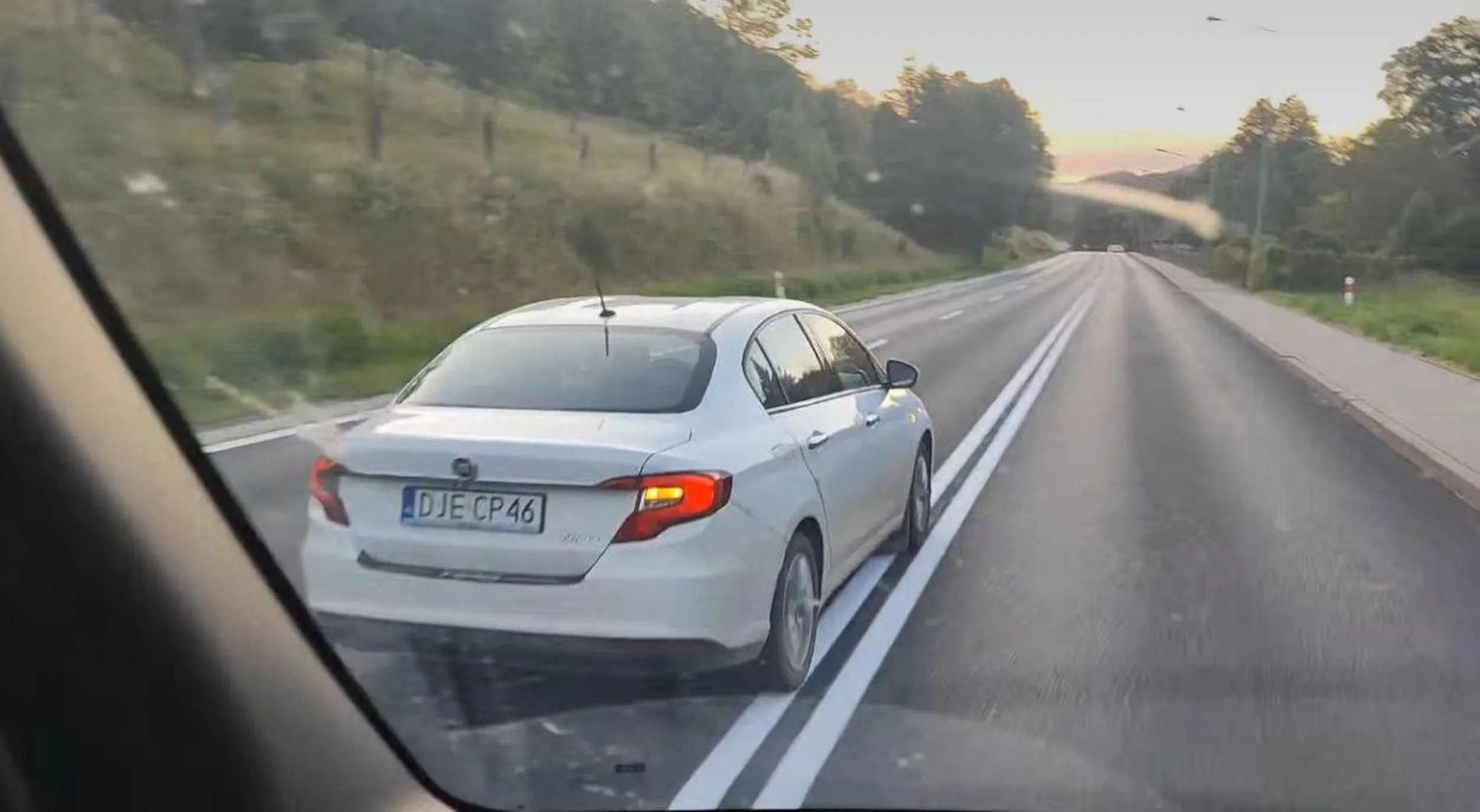 Kolejny potencjalny zabójca drogowy. Sposób jazdy wskazuje na spożycie środków odurzajacych. Oczywiście zgłoszone gdzie trzeba