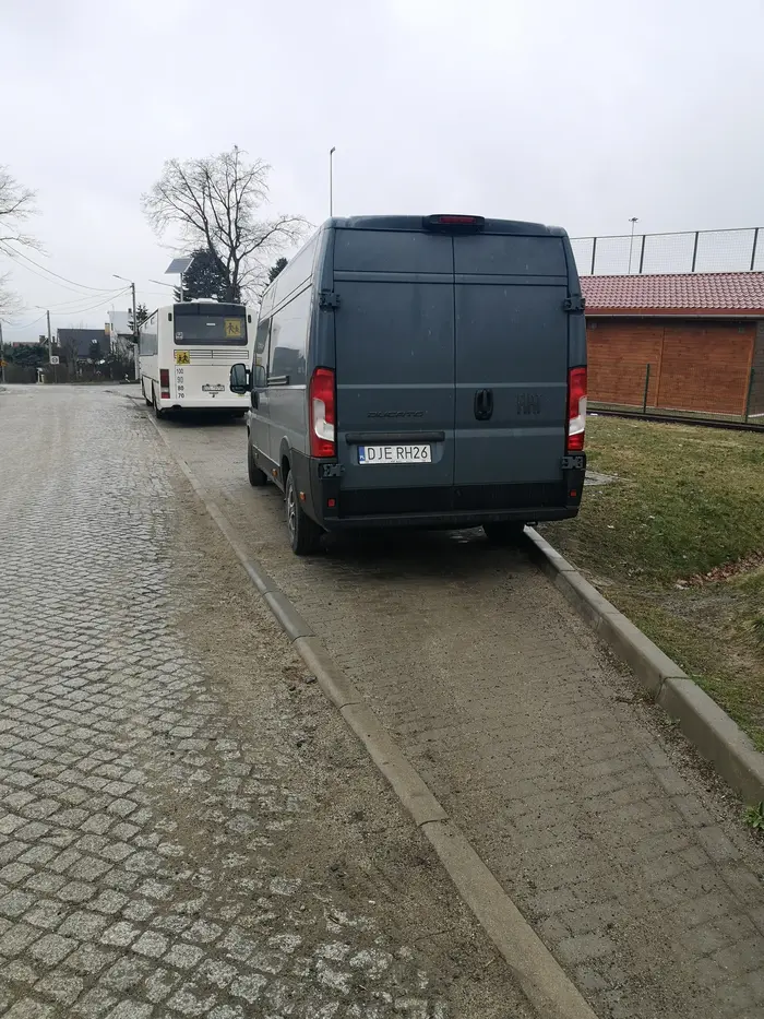 Parkuję busa na zatoce autobusowej, blokując wjazd autobusom