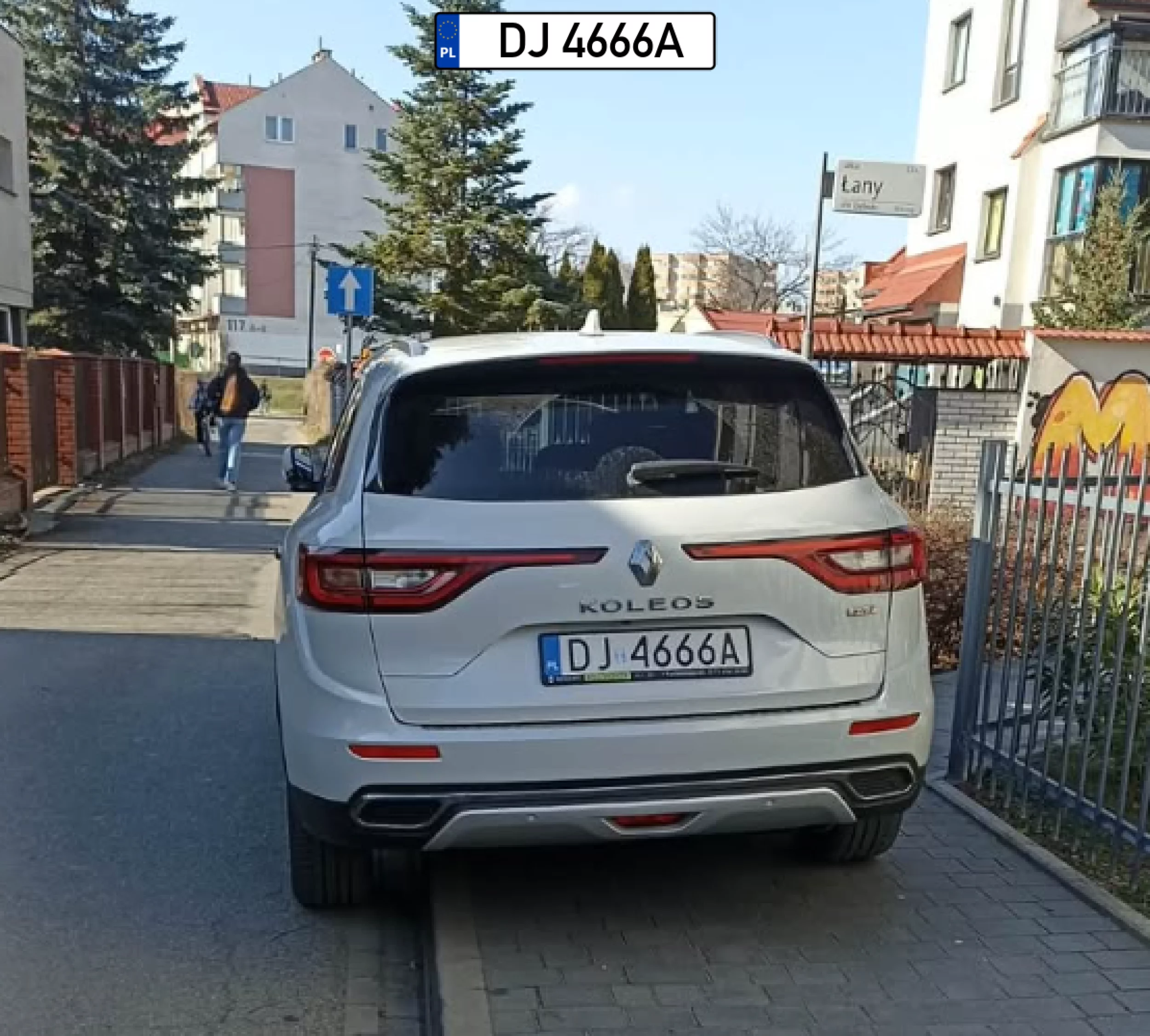 Bliżej się nie dało bo ogrodzenie proszę pana