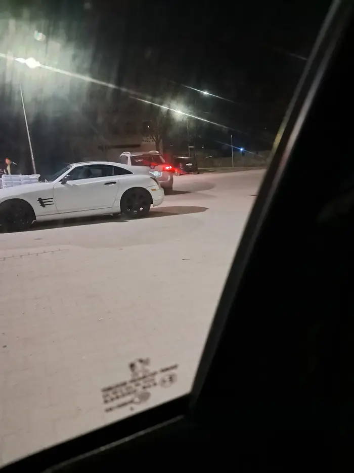 Miło tak się idzie na chwilę do sklepu ale czy ciężko jest zgasić auto i zaparkować na pustym parkingu a nie przed wejściem do sklepu i miejscu dla nie pełno sprawnych chodz widać że tam powinien stanąć