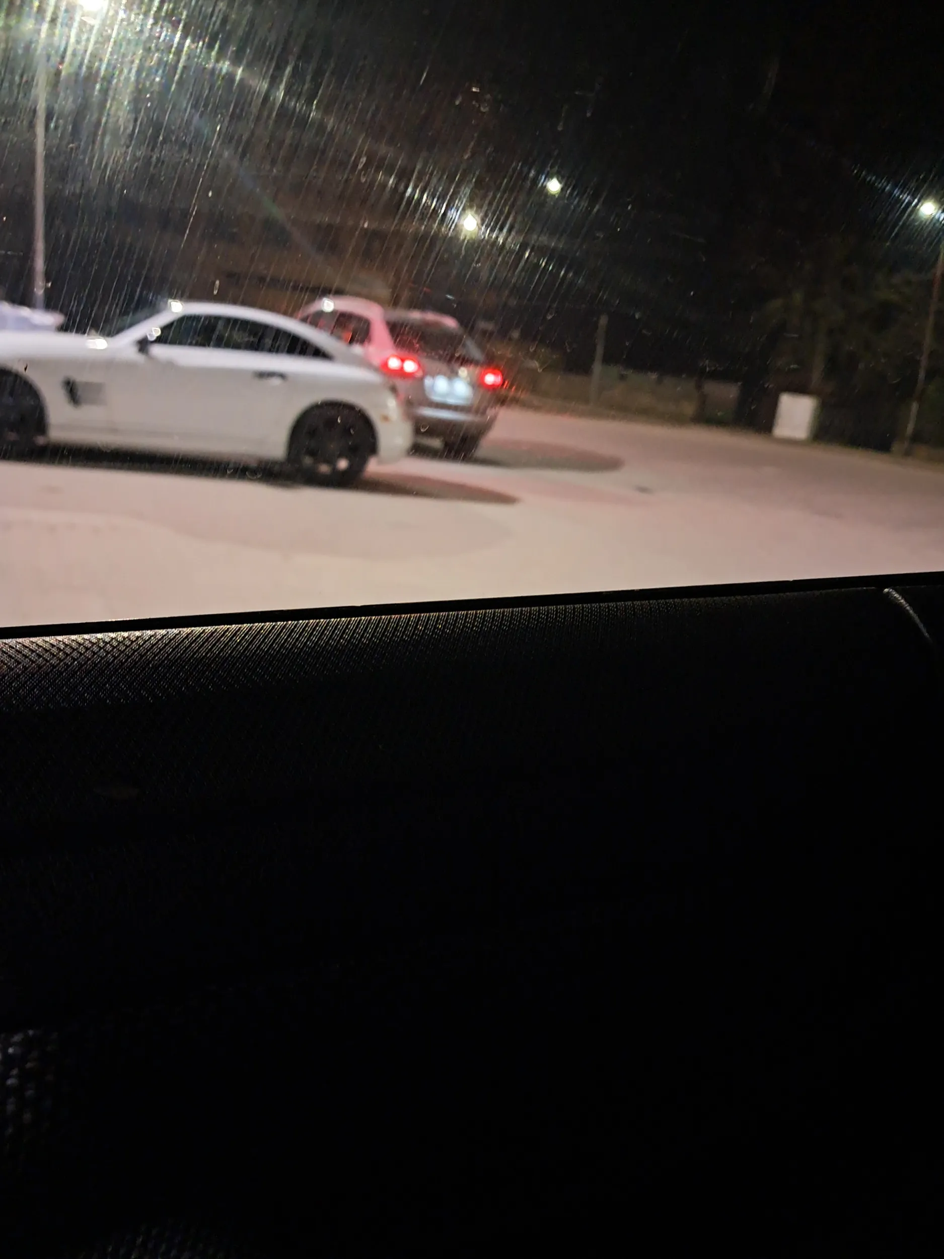 Miło tak się idzie na chwilę do sklepu ale czy ciężko jest zgasić auto i zaparkować na pustym parkingu a nie przed wejściem do sklepu i miejscu dla nie pełno sprawnych chodz widać że tam powinien stanąć