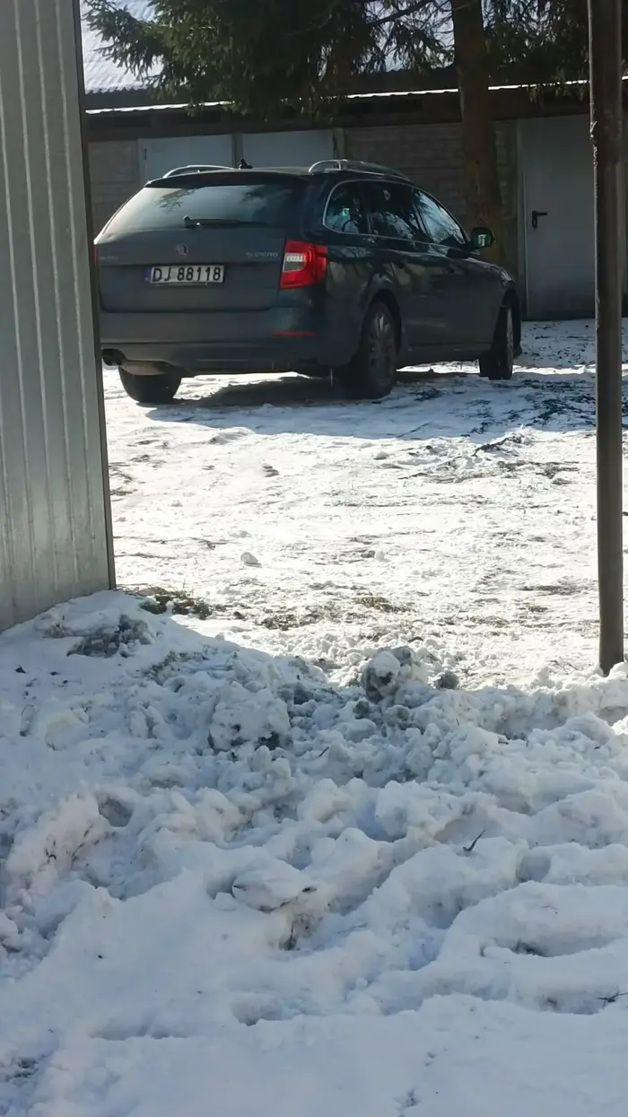 Celowo zastawia wyjazd z garazu