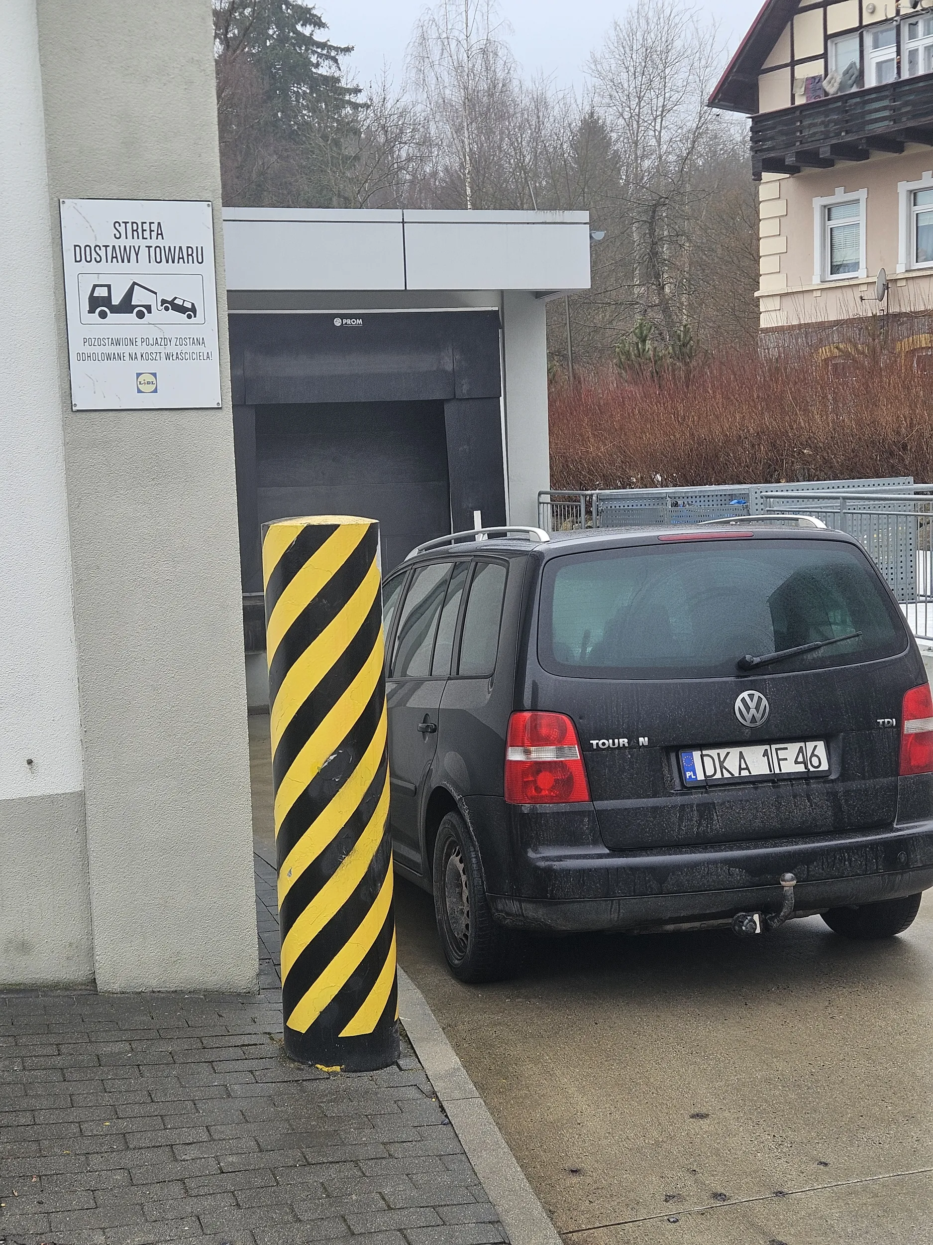 Burak parkujący na strefie dostawczej