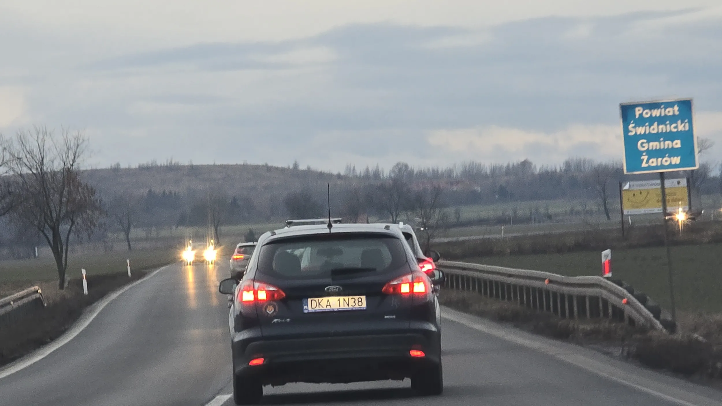 Miałem nieprzyjemność jechać za tą osobą, auto przed miało gorzej. Kierpwca utrzymywał odległość tak z 2 metry do auta z przodu, co chwila wypadal polową auta na lewy pas, kilkukrotnie na centymetry od tirów jadących w przeciwnym kierunku. Brak zrozumienia sytuacji, przed nami jechał cały peleton z tą samą prędkością. Agresywne ruchy, bezsensowne hamowanie (do40) i przyspieszanie. Nie można wykluczyć, że kierowca był pod wpływem narkotyków lub dopalaczy, nikt się tak normalnie nie zachowuje. Dzięki przypadkowi tylko i uwadze innych kierowców nie doszło do wypadku. Osoba widziana na trasie na Jelenią Górę 11 lutego 2026. Uważajcie na to auto.