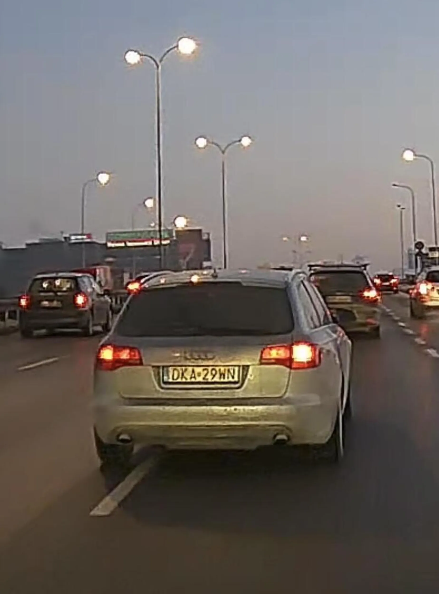 Nie wrzuca kierunku a jak wrzucił to od razu zmienia pas i wjeżdża na mnie. Mam całe nagranie. Uważaj trochę jak jeździsz