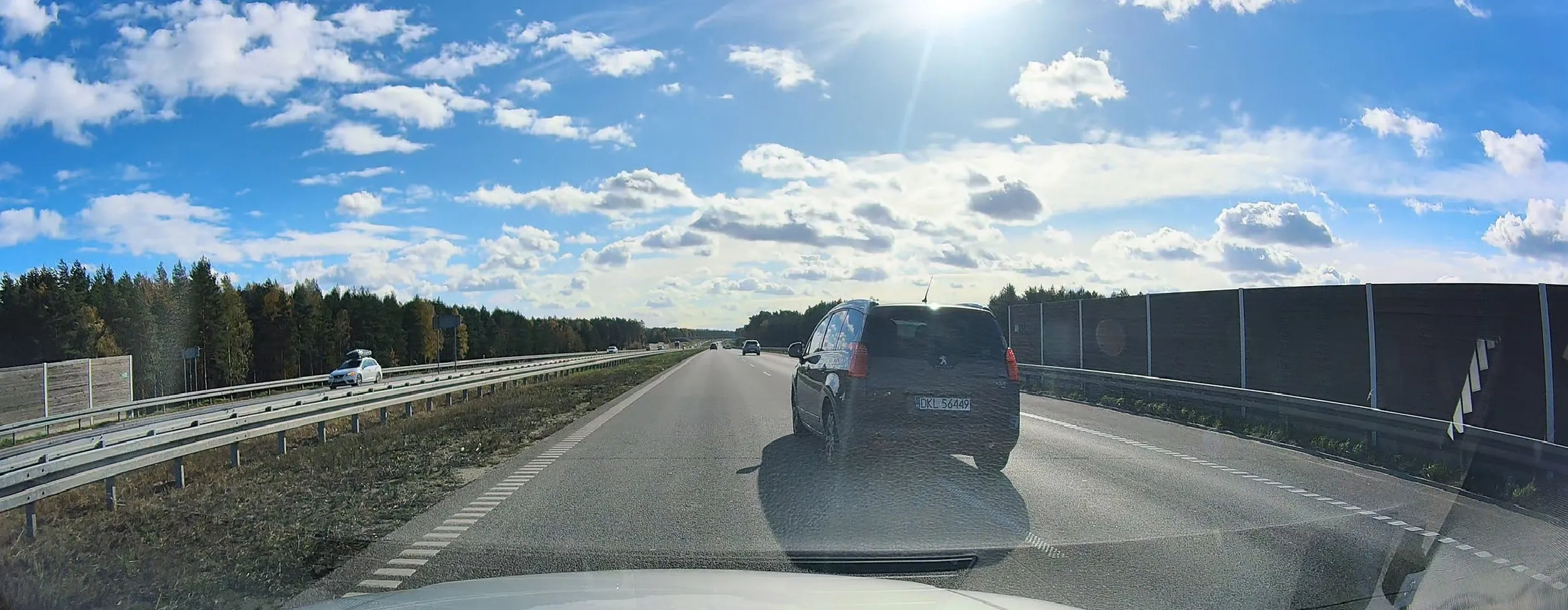 Czlowiek ten stważa ogromne zagrożenie w ruchu drogowym. Nie potrafi zmieniać bezpiecznie pasa na autostradzie jak i trzymać bezpiecznego dystansu od poprzedzającego go pojazdu. Efekt prawie doprowadzil do tragedii po przyhamowaniu z 140 do ograniczenia na 100 km/h poprzedzającego go pojazdu. Następnie pretensje do wszystkich wokól tylko nie do siebie. Obyś tylko swoim zachowaniem nie doprowadzil do krzywdy postronnych osob. Najlepiej wstan i wyrzuc prawojazdy poniewaz nie jest godny go posiadac.