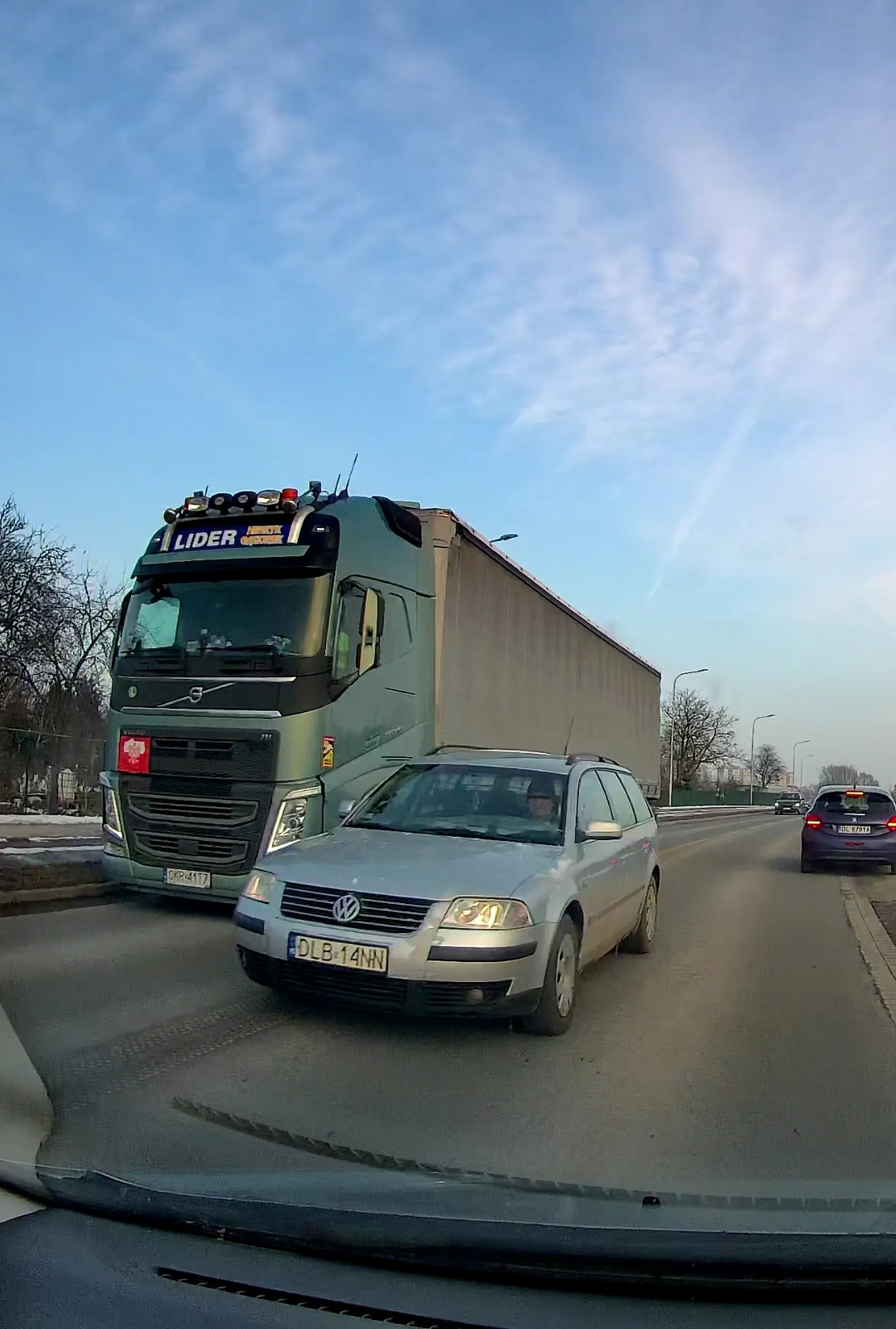 Wyprzedza na osiedlu tira i jedzie na czołówkę sprawiając duże zagrożenie