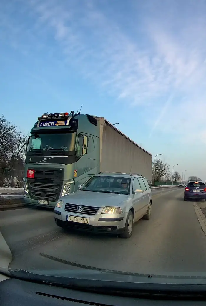 Wyprzedza na osiedlu tira i jedzie na czołówkę sprawiając duże zagrożenie