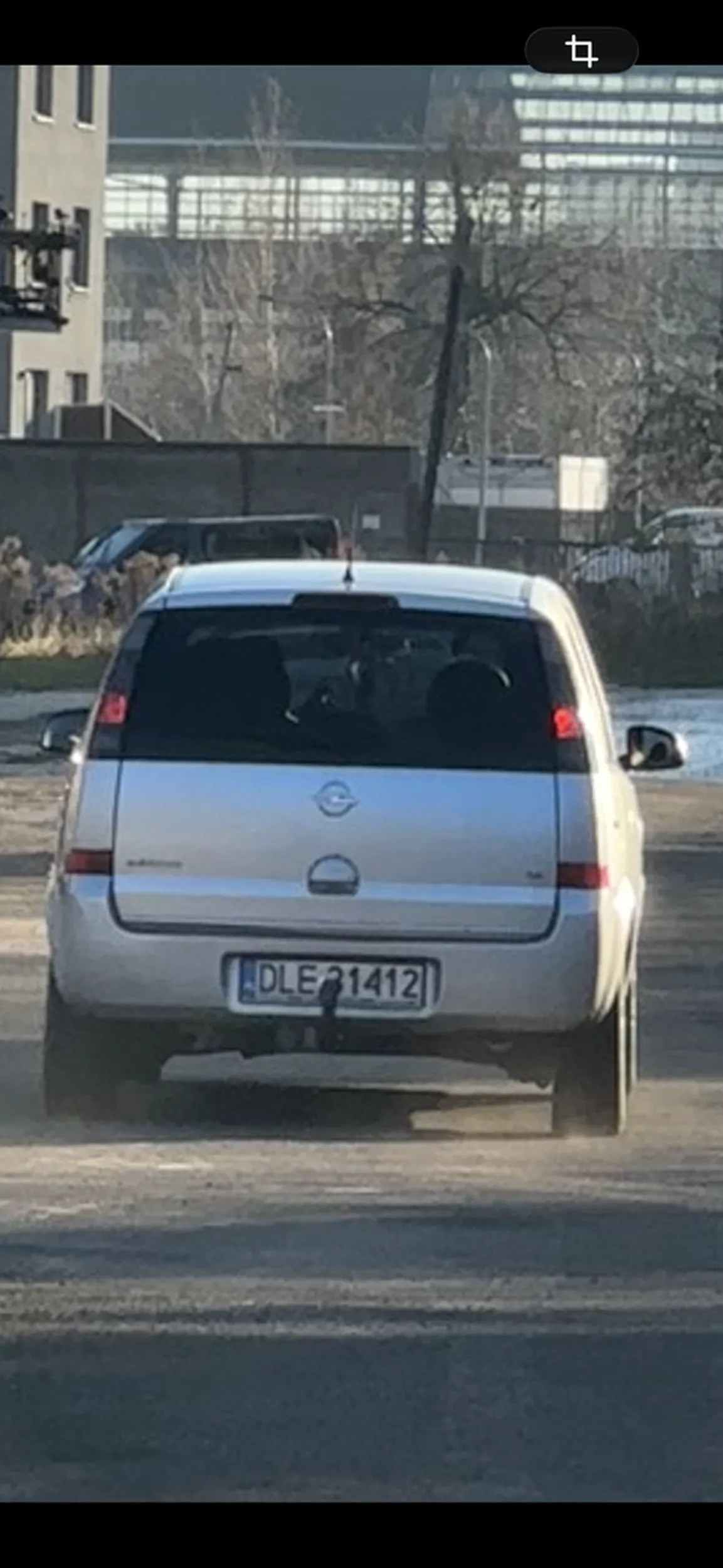 Uwaga, proszę o ostrożność ❗ 18.12.2025, wracając do domu w okolicy Aldi w Legnicy, podjechał do mnie samochodem nieznajomy mężczyzna i zapytał o drogę do hotelu. Kiedy podeszłam bliżej, zauważyłam, że był bez spodni i bielizny, obnażony. Sytuację została już zgłoszona na policję. Charakterystyczna cecha mężczyzny: miał wyraźnego zeza – jedno oko „uciekało” na bok. Piszę to, żeby ostrzec szczególnie kobiety — proszę uważajcie na siebie, zwracajcie uwagę na otoczenie i nie podchodźcie do obcych samochodów.