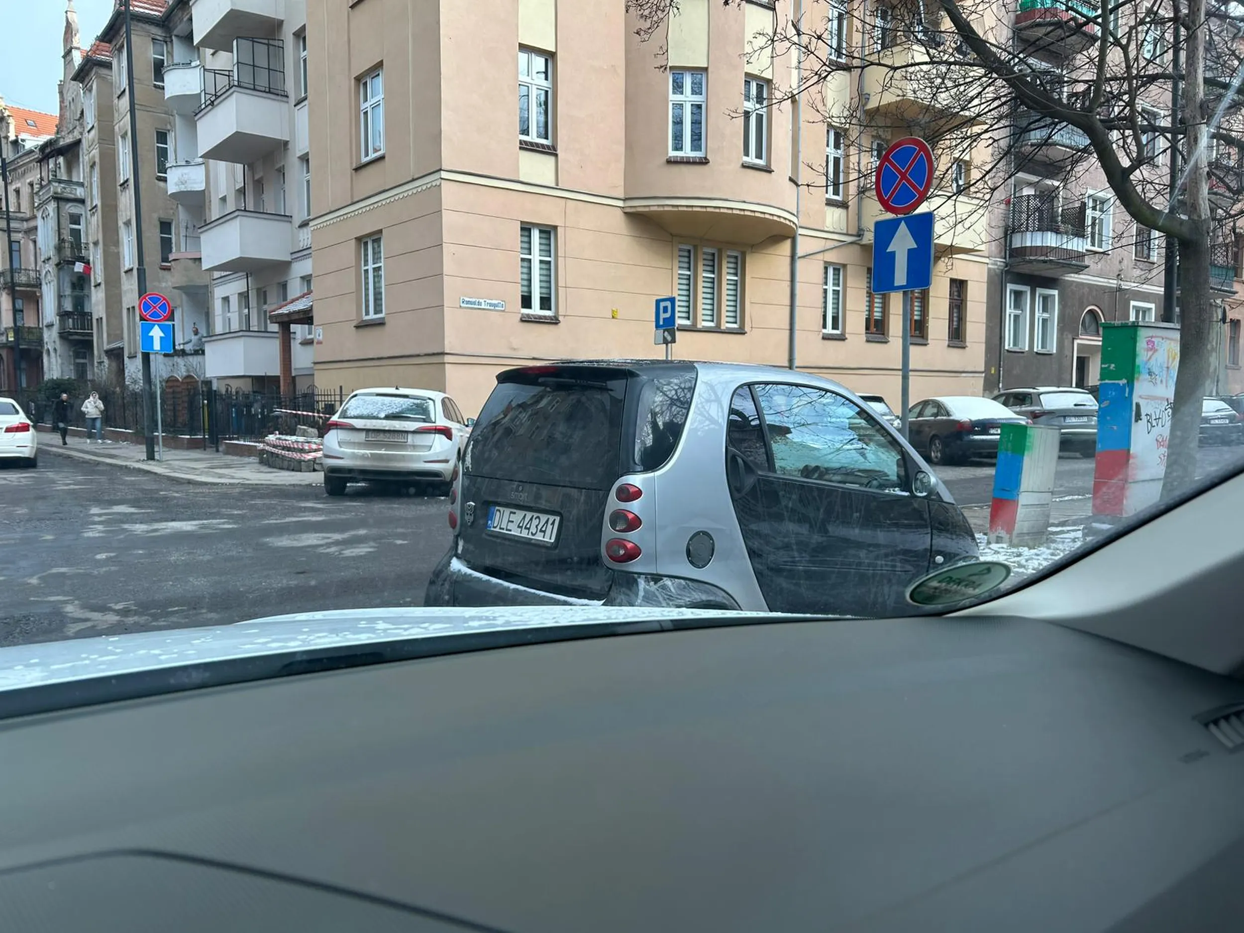 Parkowanie na skrzyżowaniu.  Utrudnianie przejazdu innym. Może ponownym kurs na prawko?