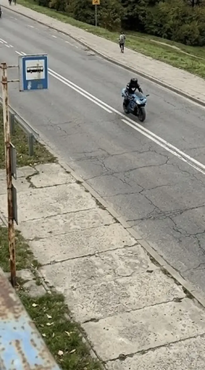 Jazda na jednym kole przez środek miasta, nieodpowiedzialne zachowanie i całkowity brak rozwagi