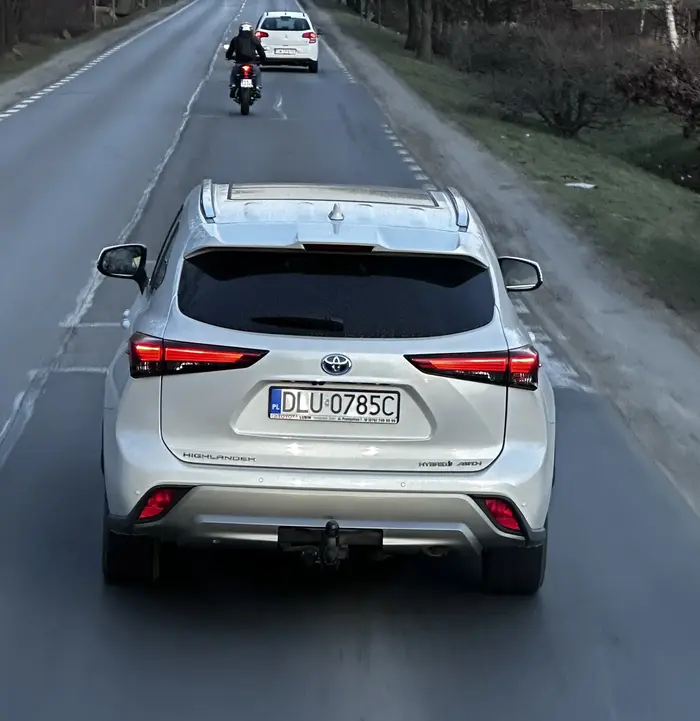 Naucz się jeździć albo skoro się boisz to pieszo zacznij chodzić, a nie utrudniasz jazde poza terenem zabudowanym!!! Id.iota!! Przez takich de.bili na drodze korki są wszędzie!!