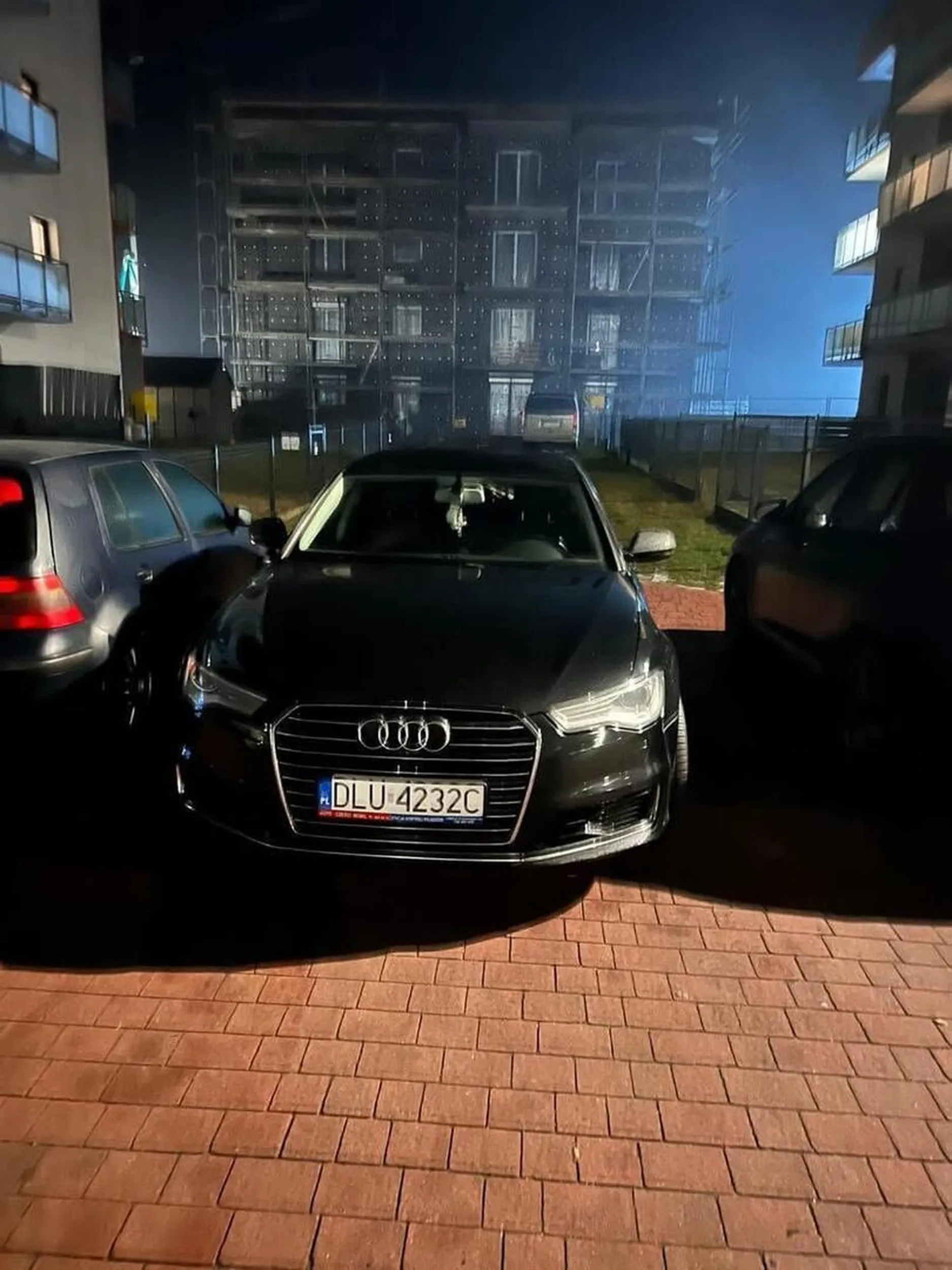 Stoi caly czas na miejscu niedozwolonym