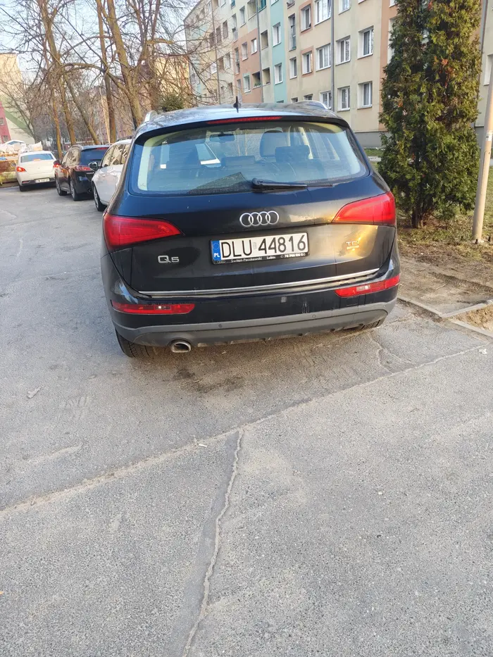 Wjeżdża pod zakaz ruchu i szarżuje przy schodowych klatkach.